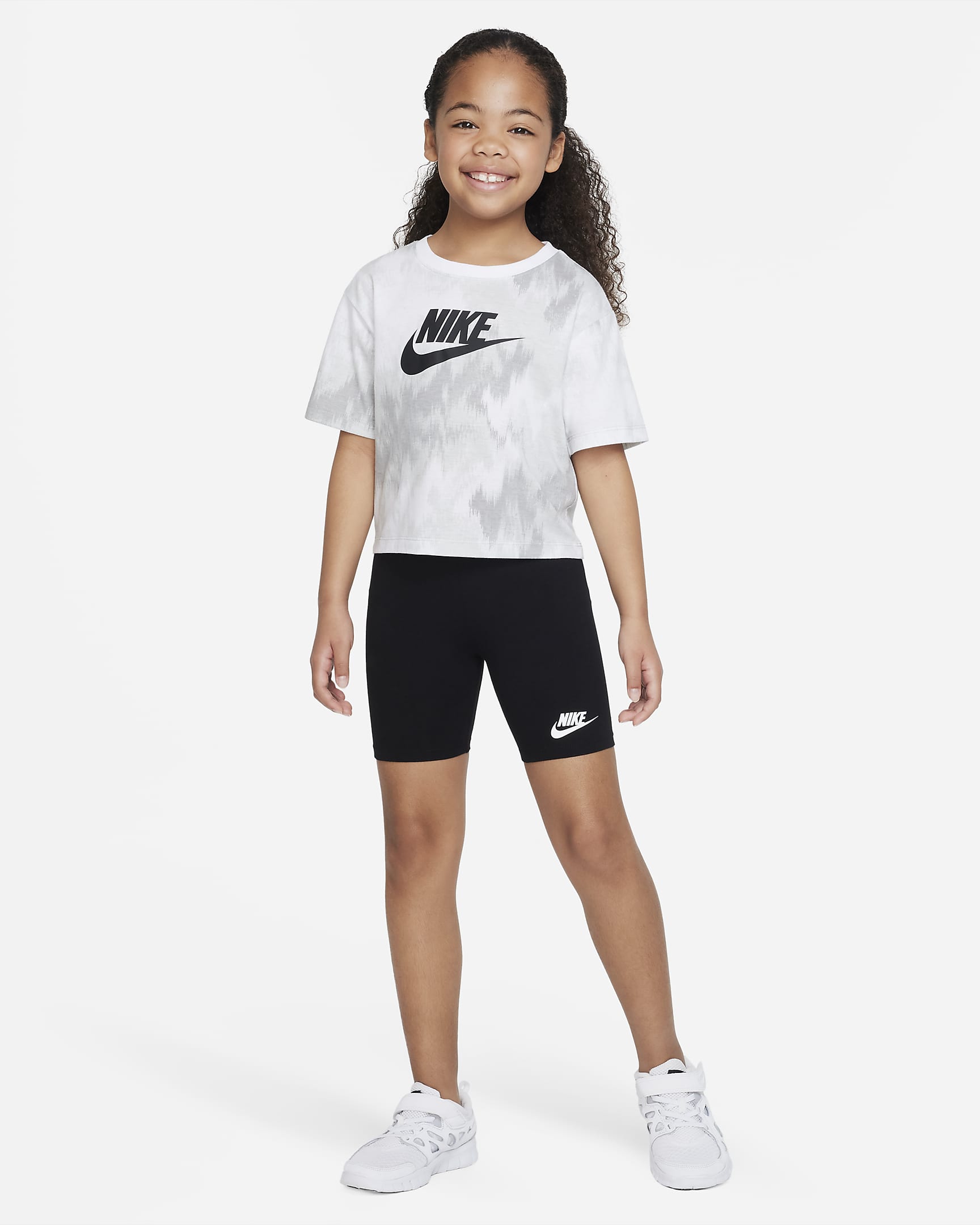 Conjunto de playera cuadrada y shorts de ciclismo Nike para niños de ...
