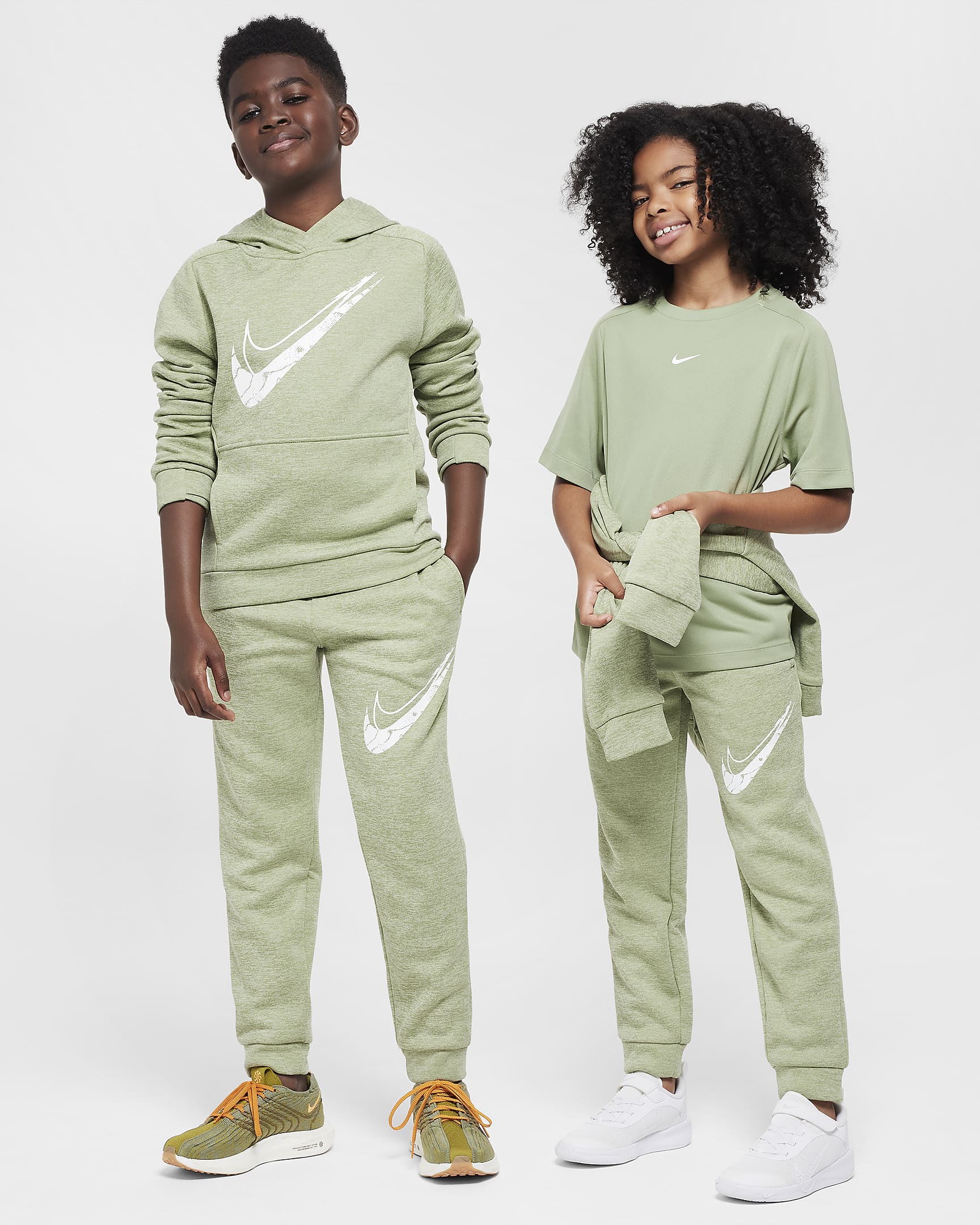 Nike Multi Stain Repel Older Kids' Therma-FIT Joggers - Oil Green/Olive Aura/Heather/White