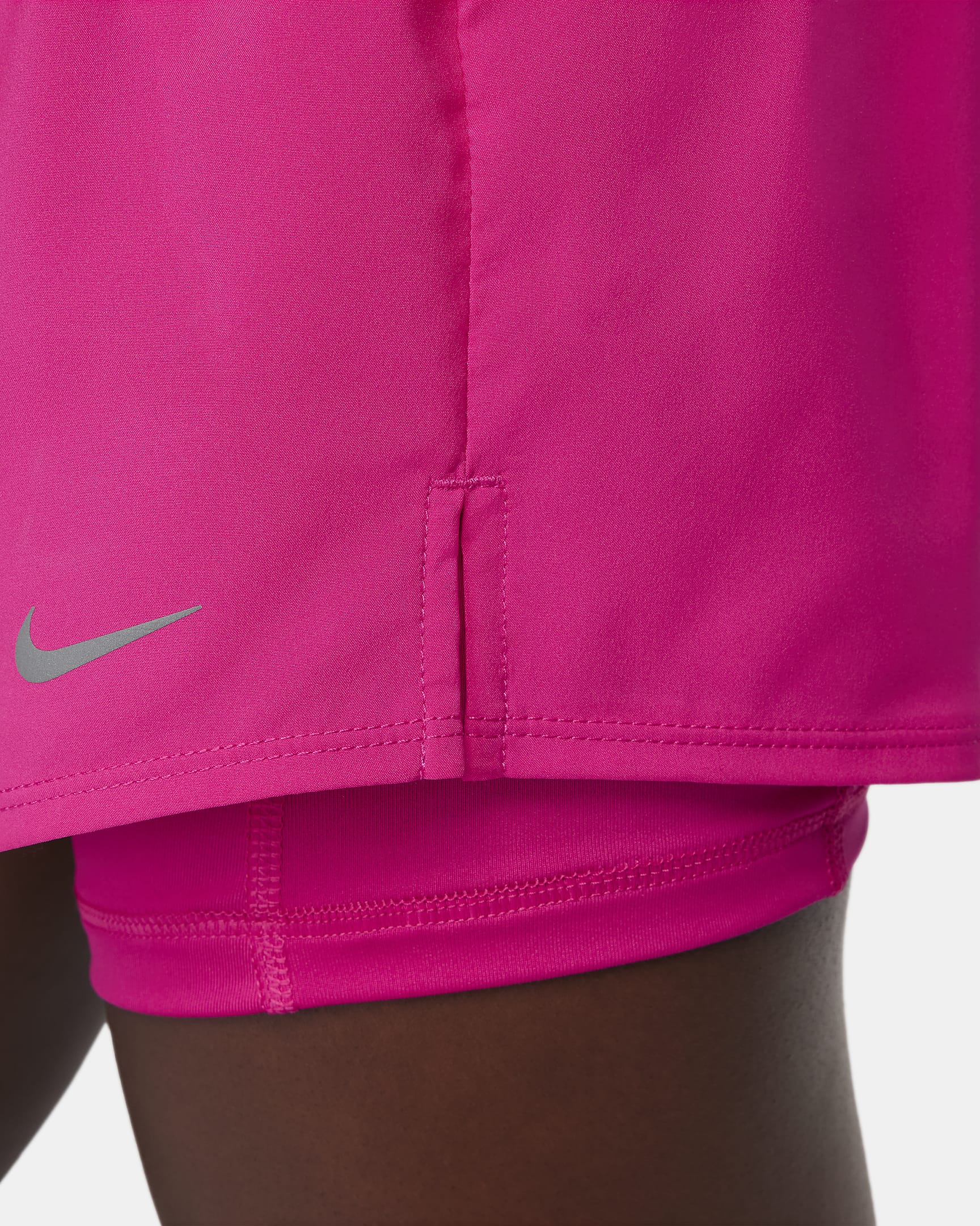 กางเกงขาสั้น 2-in-1 เอวปานกลาง 3 นิ้วผู้หญิง Nike Dri-FIT One - Fireberry