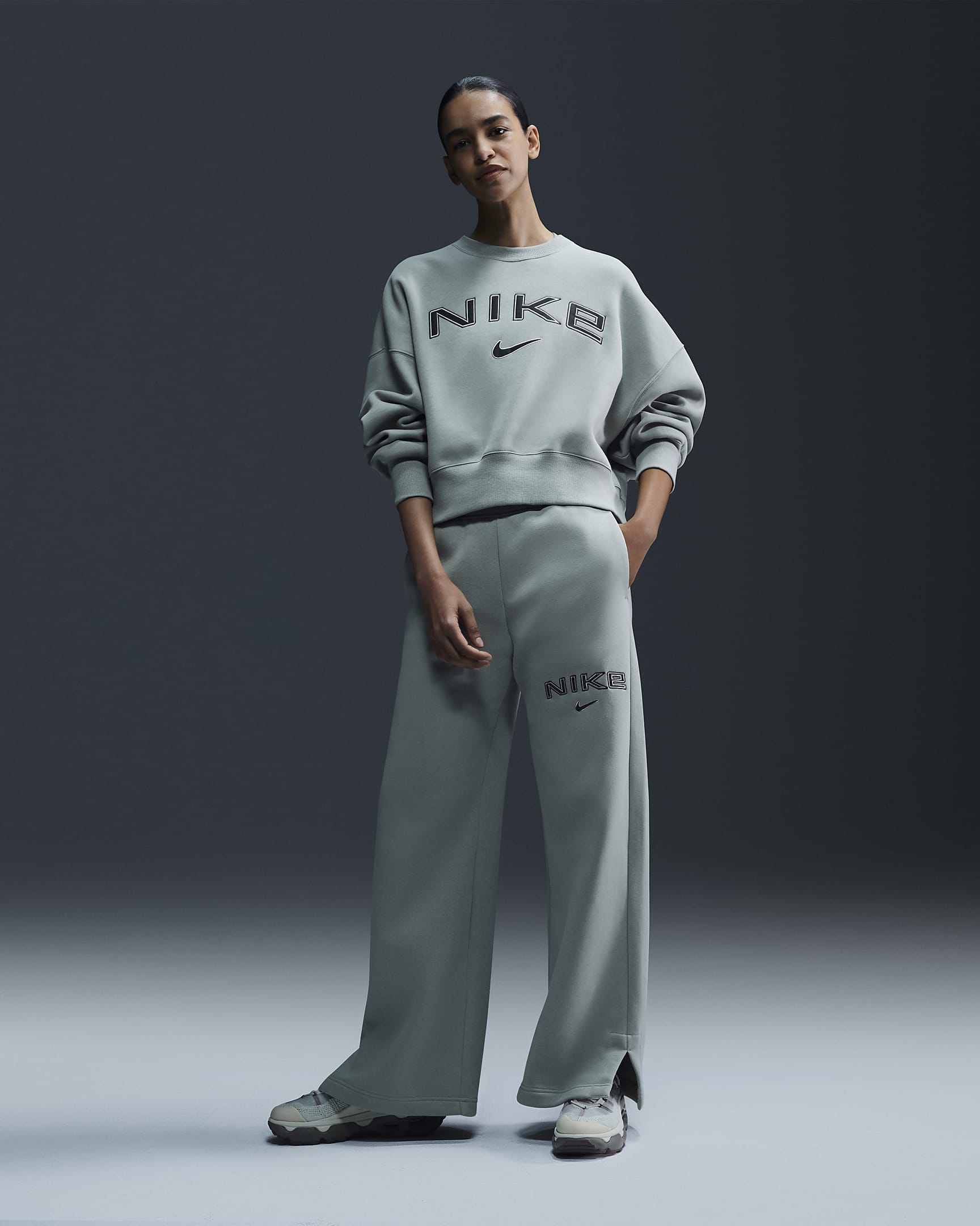 Nike Sportswear Phoenix Fleece Over-Oversized Rundhals-Sweatshirt mit Logo für Damen - Jade Horizon/Light Orewood Brown/Sequoia