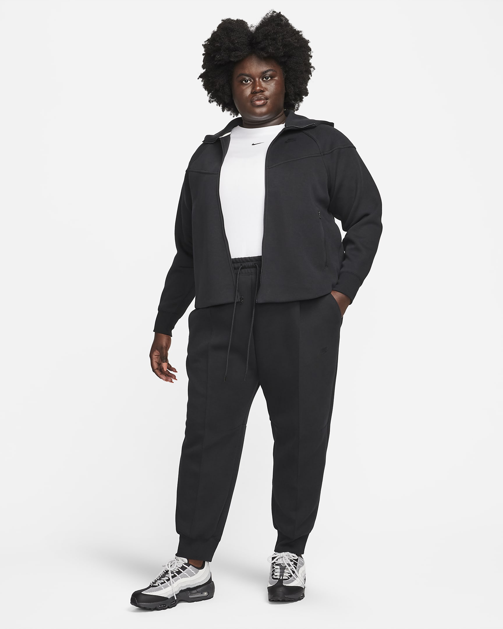 Nike Sportswear Tech Fleece joggebukse med mellomhøyt liv til dame (Plus Size) - Svart/Svart