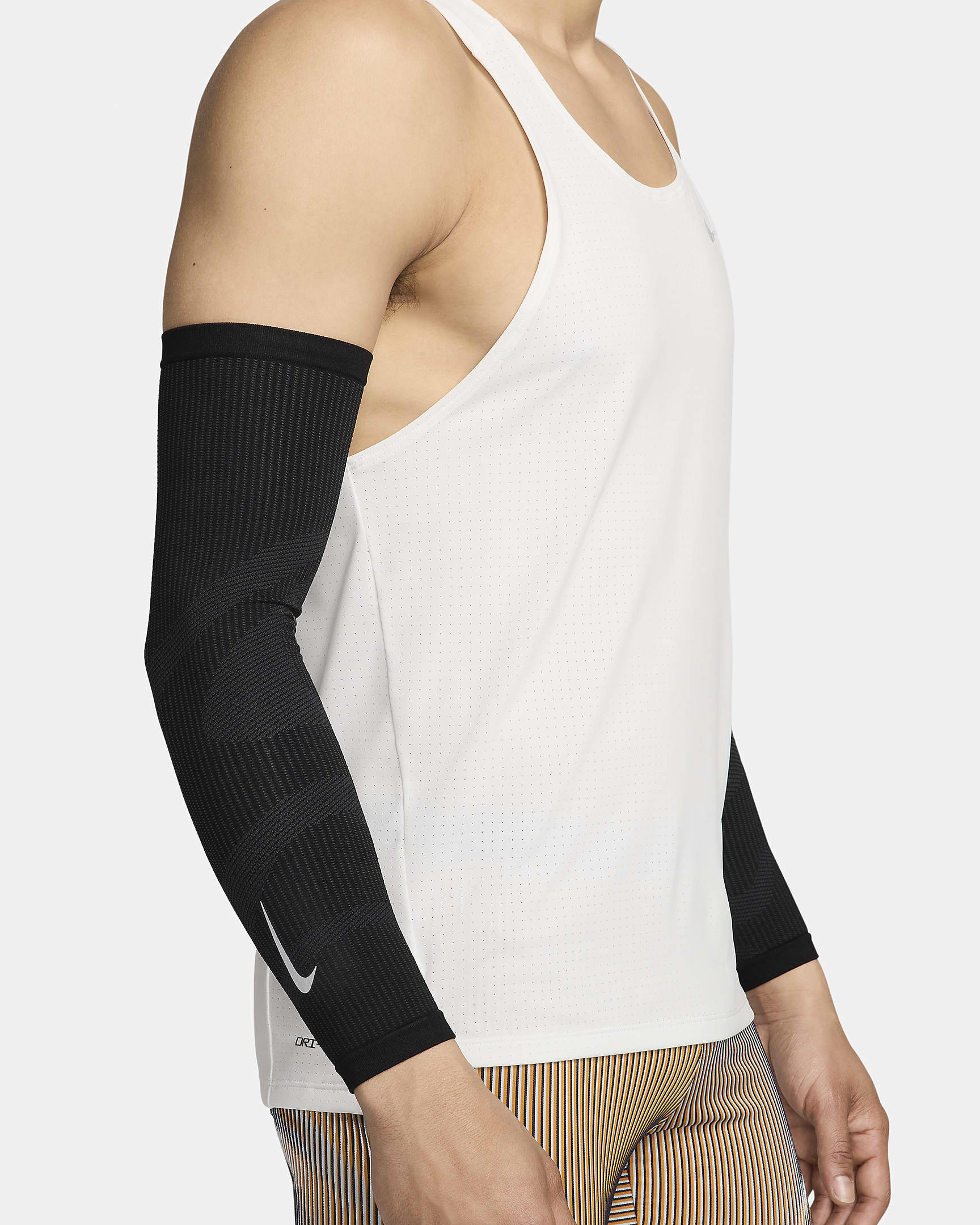 Nike Zoned Arm Sleeves - Black/Dark Smoke Grey/Silver