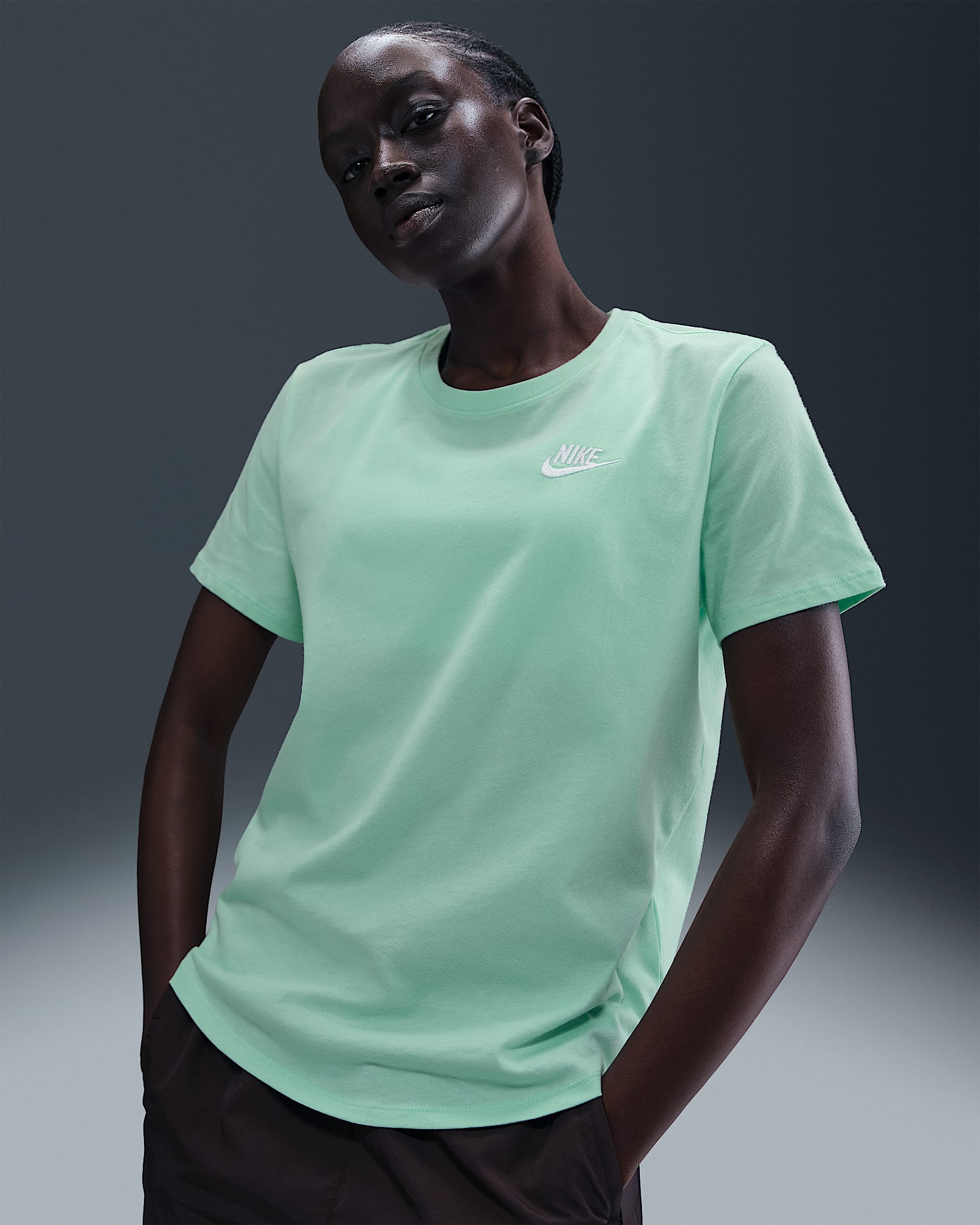 Nike Sportswear Club Essentials Damen-T-Shirt - Mint Foam