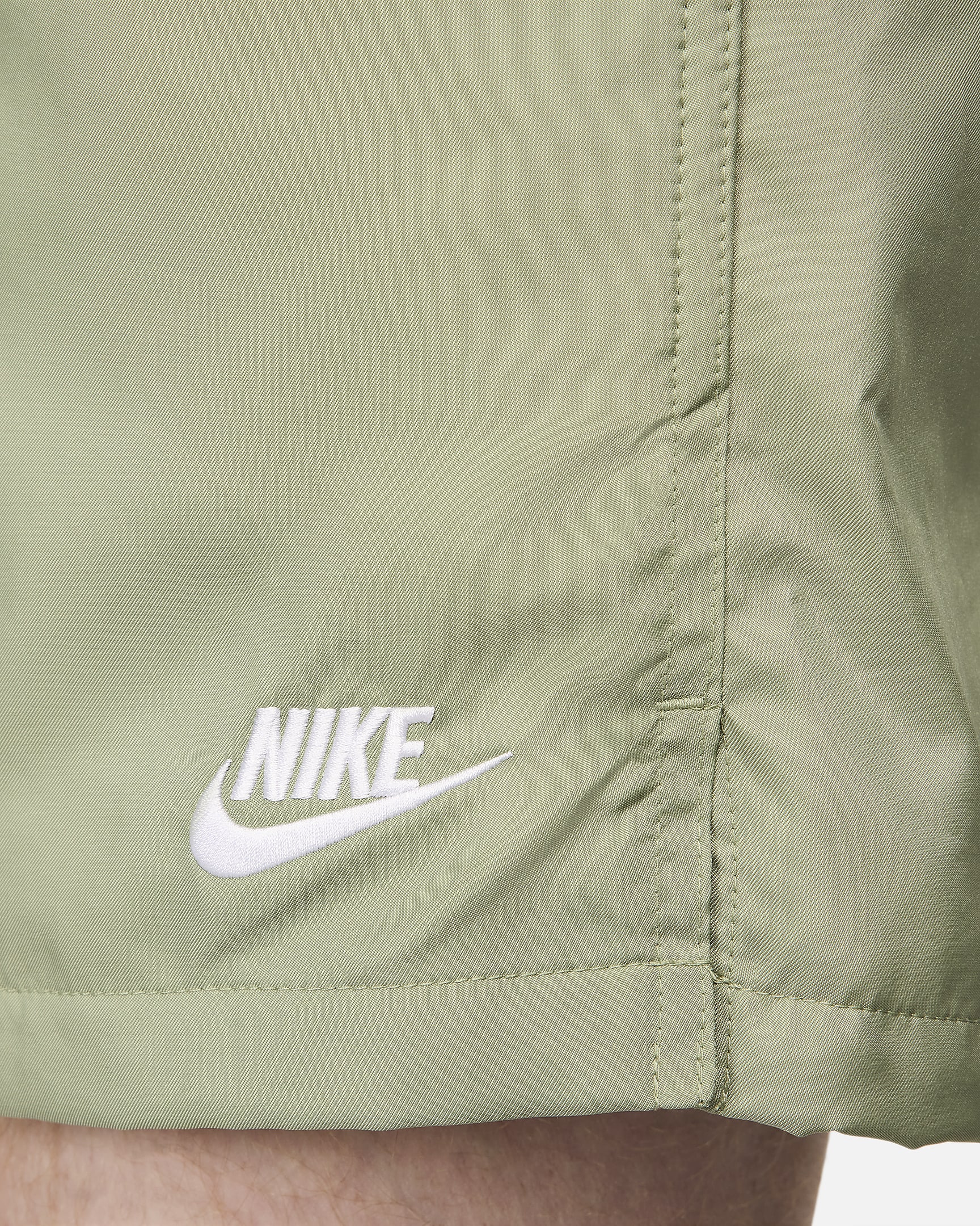 Vævede Nike Sportswear-Flow-shorts til mænd - Oil Green/hvid