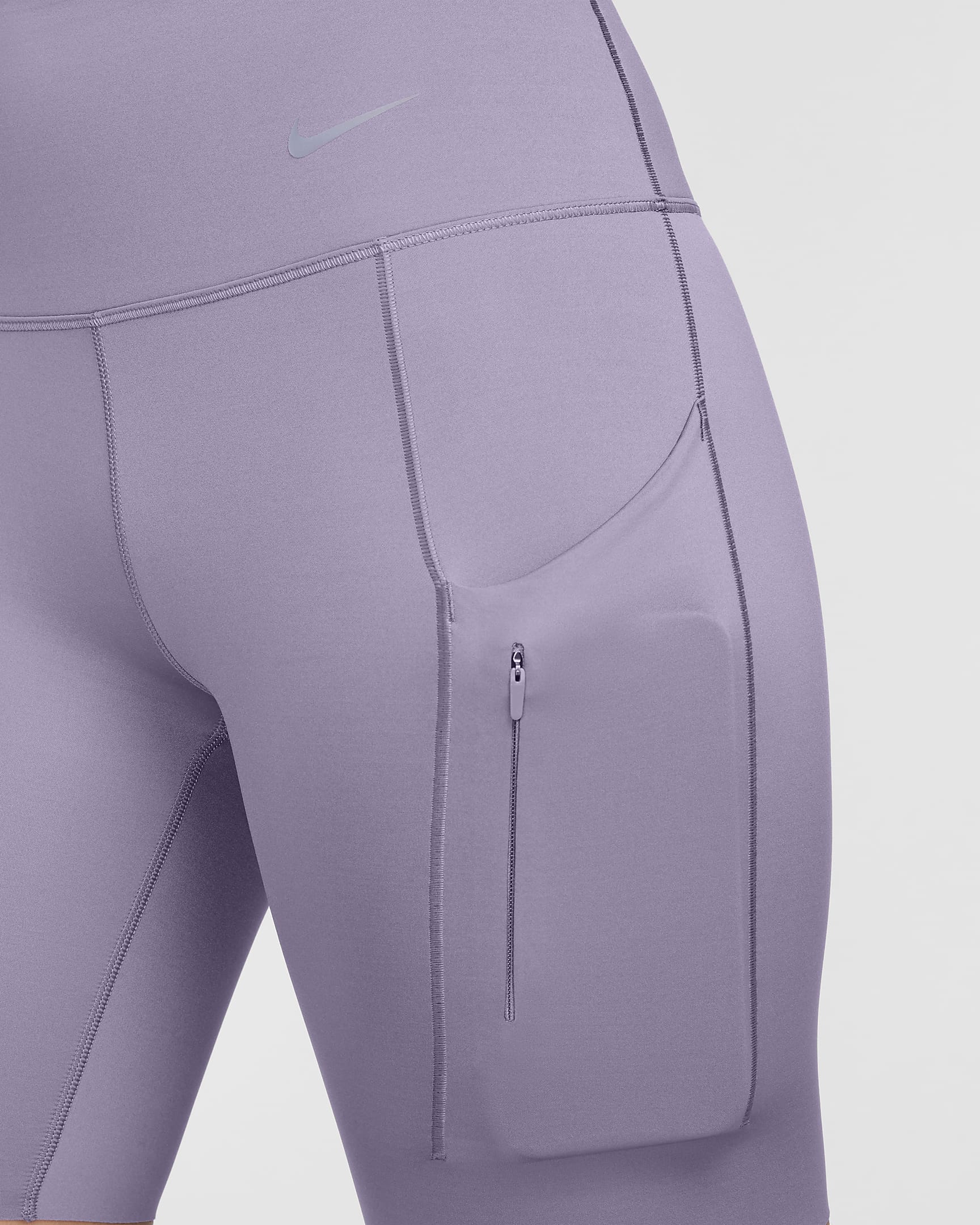 Nike Go sykkelshorts med fast støtte, høyt liv og lommer til dame (20 cm) - Daybreak/Svart