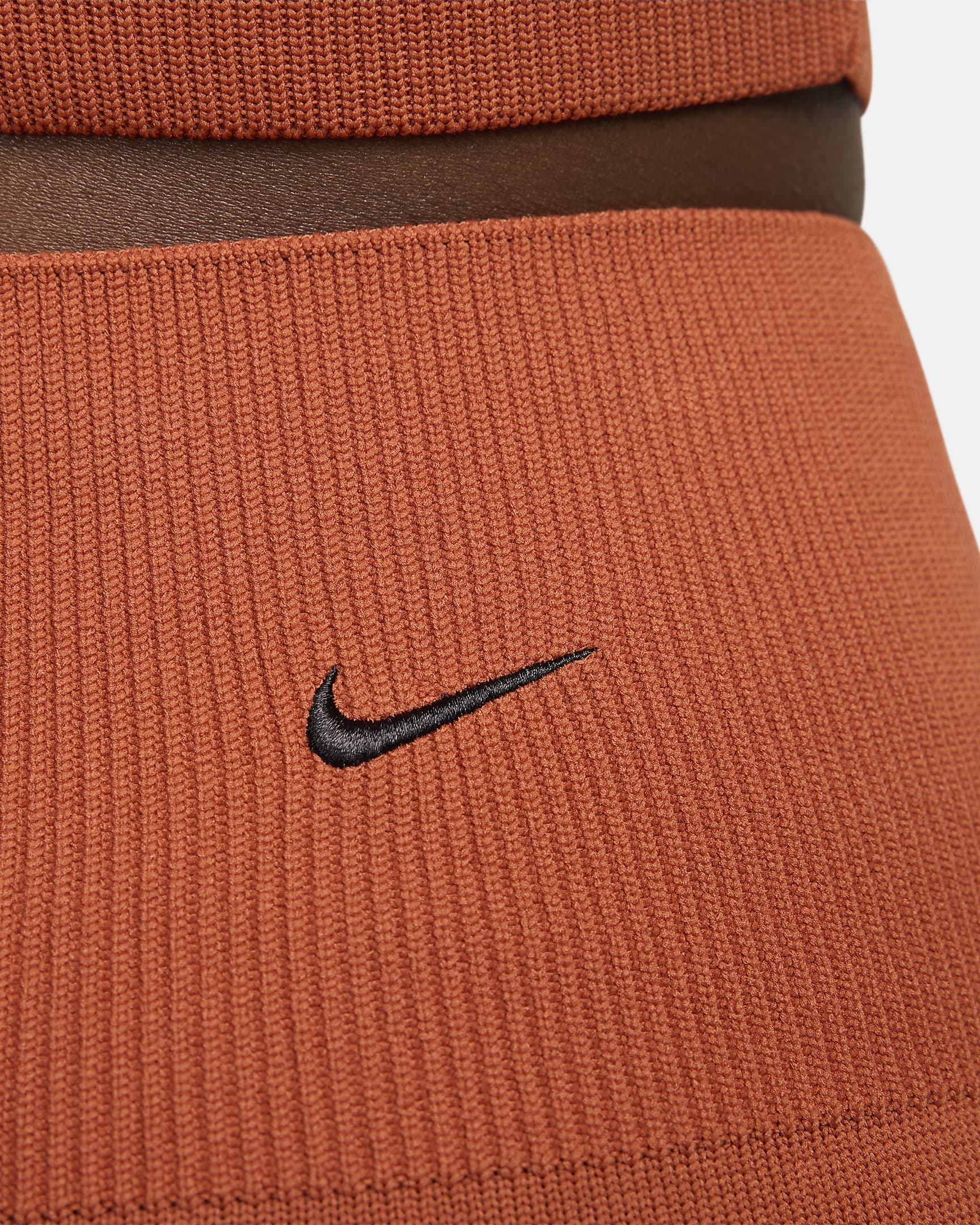 Nike Sportswear Chill Knit eng geschnittene Sweat-Damenhose mit ausgestelltem Bein und hohem Bund - Burnt Sunrise/Schwarz