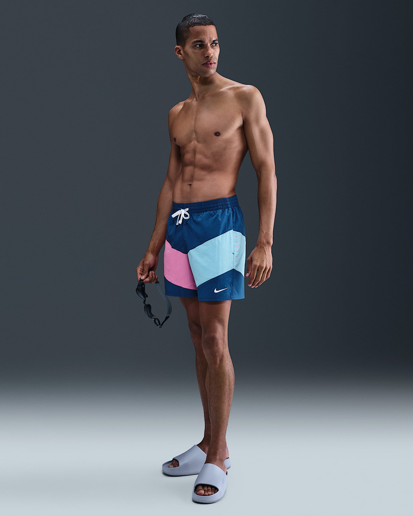 Shorts de voleibol de 13 cm para hombre Nike Swim Multi-Logo Vortex - Azul cancha/Azul acuario/Rosa alegre/Blanco