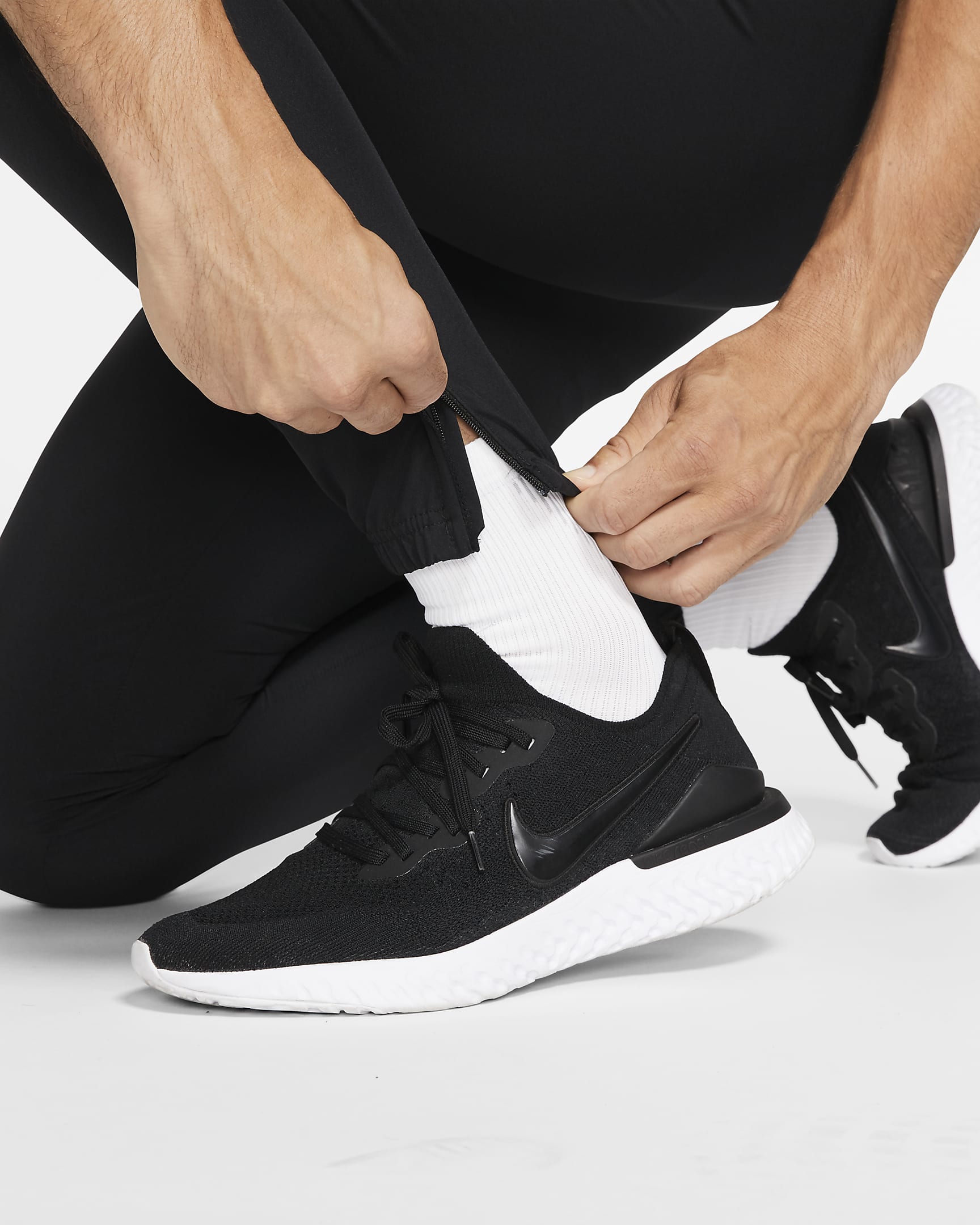 nike essential woven running trousers
