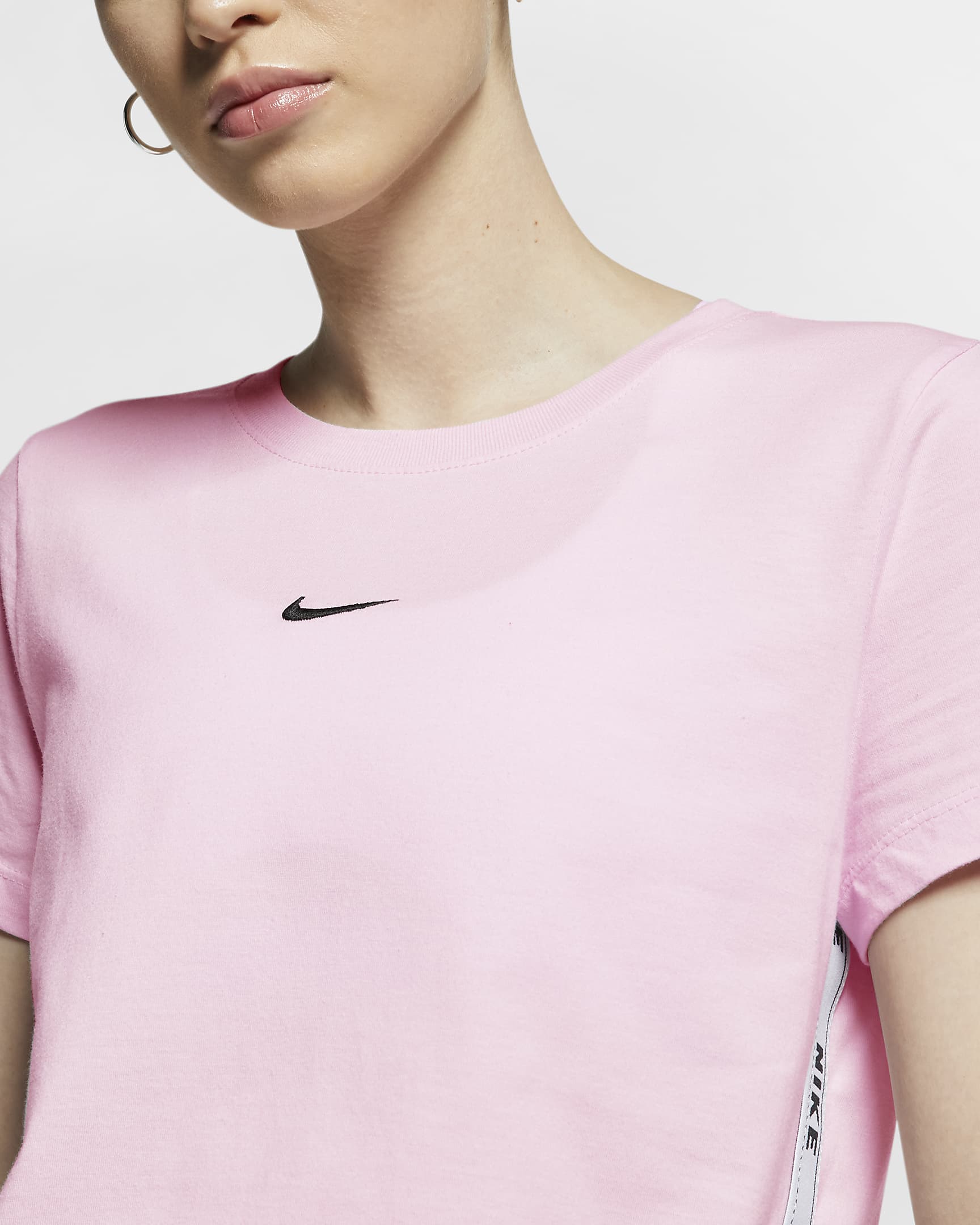 Nike Sportswear T-skjorte med logo til dame - Pink Foam/Hvit/Svart