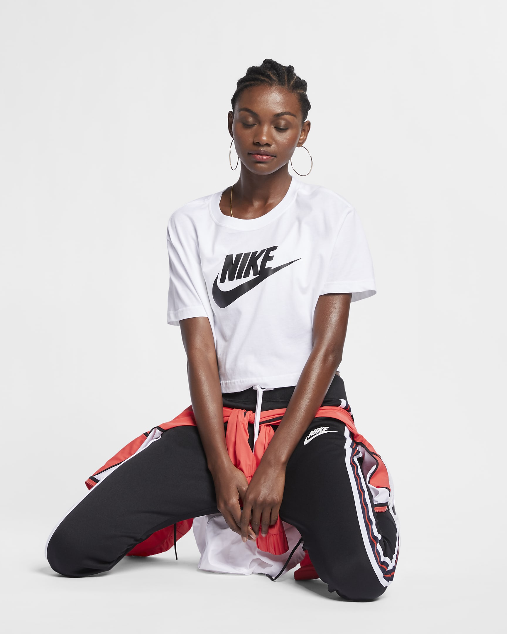 Nike Sportswear Essential kort T-skjorte med logo til dame - Hvit/Svart