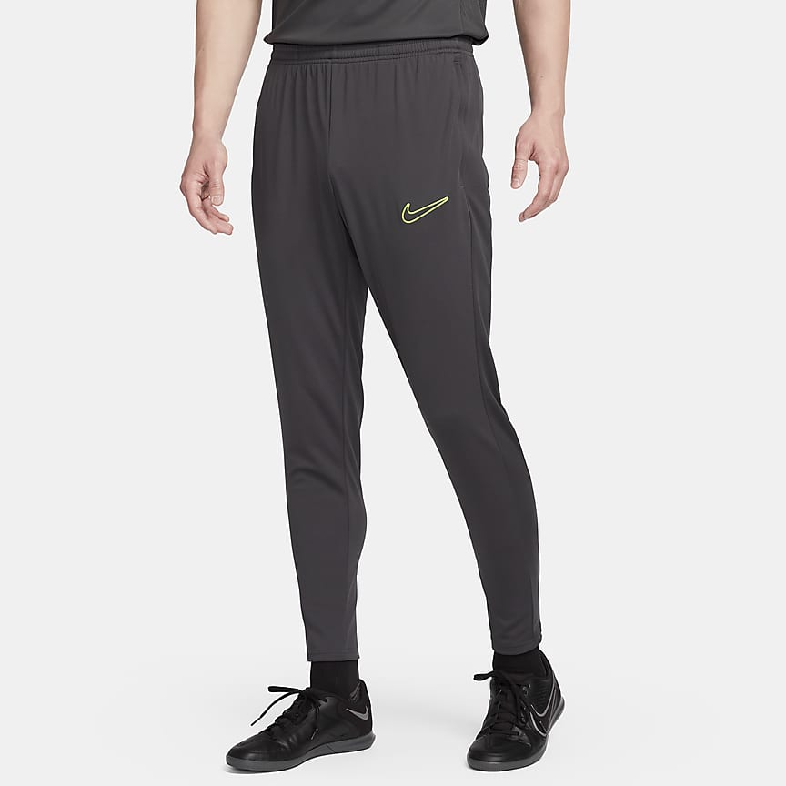 Nike Winter Warrior Men's Dri-FIT Football Neckwarmer. Nike UK