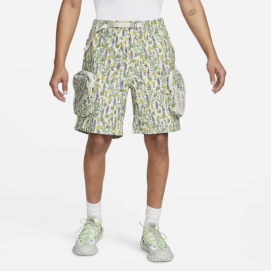Woven Unlined Cargo Shorts. Nike NL