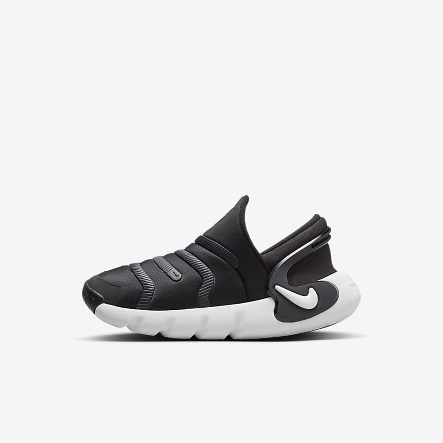 Youth black nike store shoes