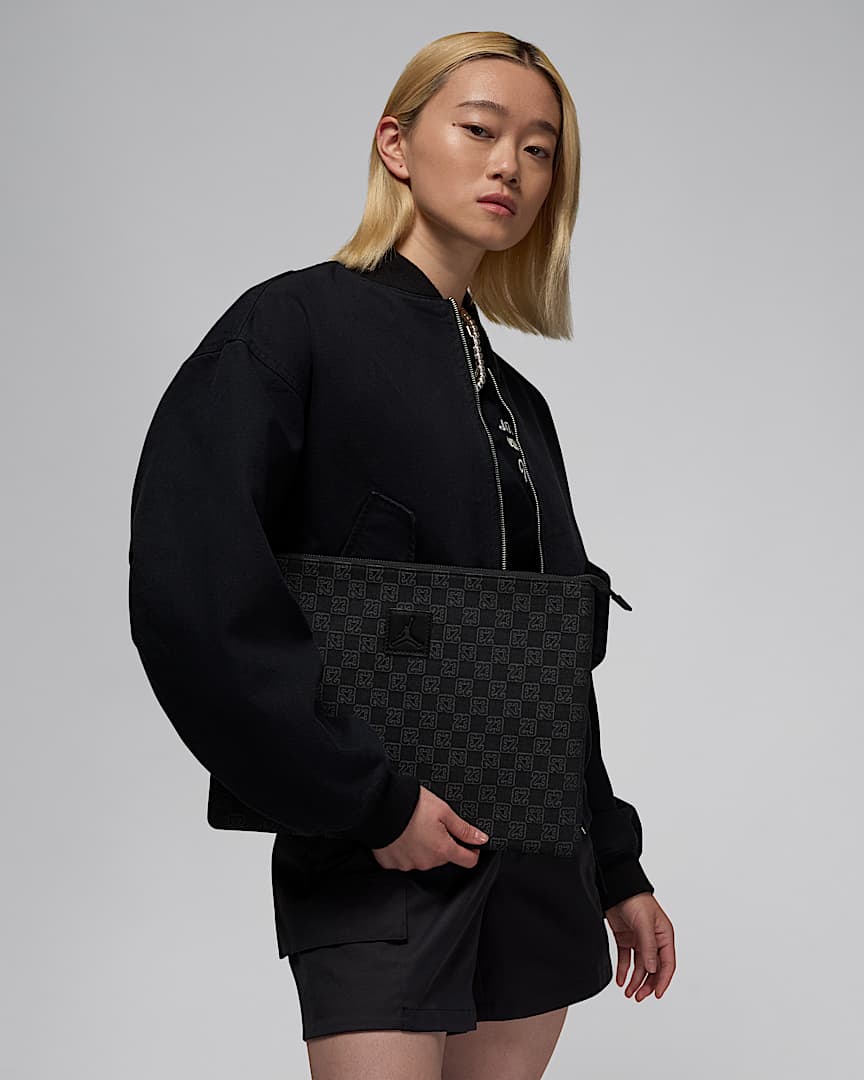 Jordan Monogram Pouch (0.98L)
