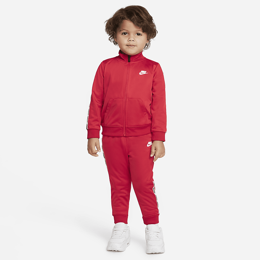 bebe com roupa da nike