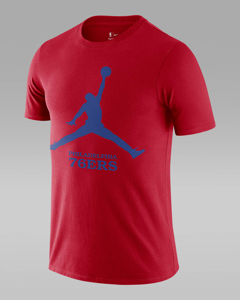 Playera Jordan NBA para hombre Philadelphia 76ers Essential - Rojo universitario