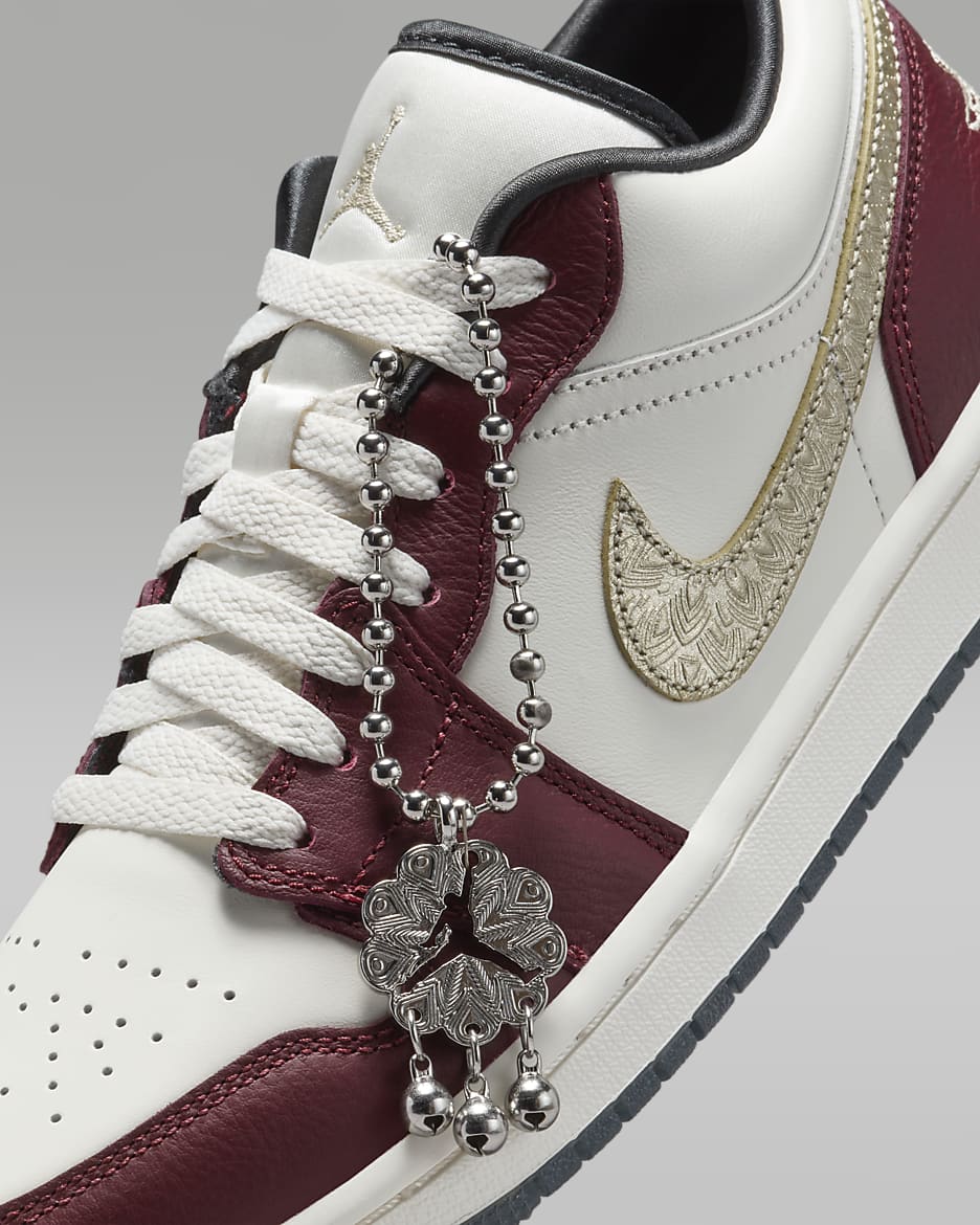 Air Jordan 1 Low SE Lunar New Year damesschoenen - Sail/Dark Team Red/Dark Smoke Grey/Metallic Gold Grain