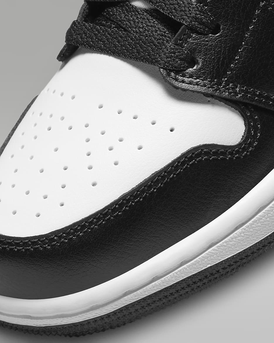 Air Jordan 1 Low Kadın Ayakkabısı - Beyaz/Beyaz/Siyah