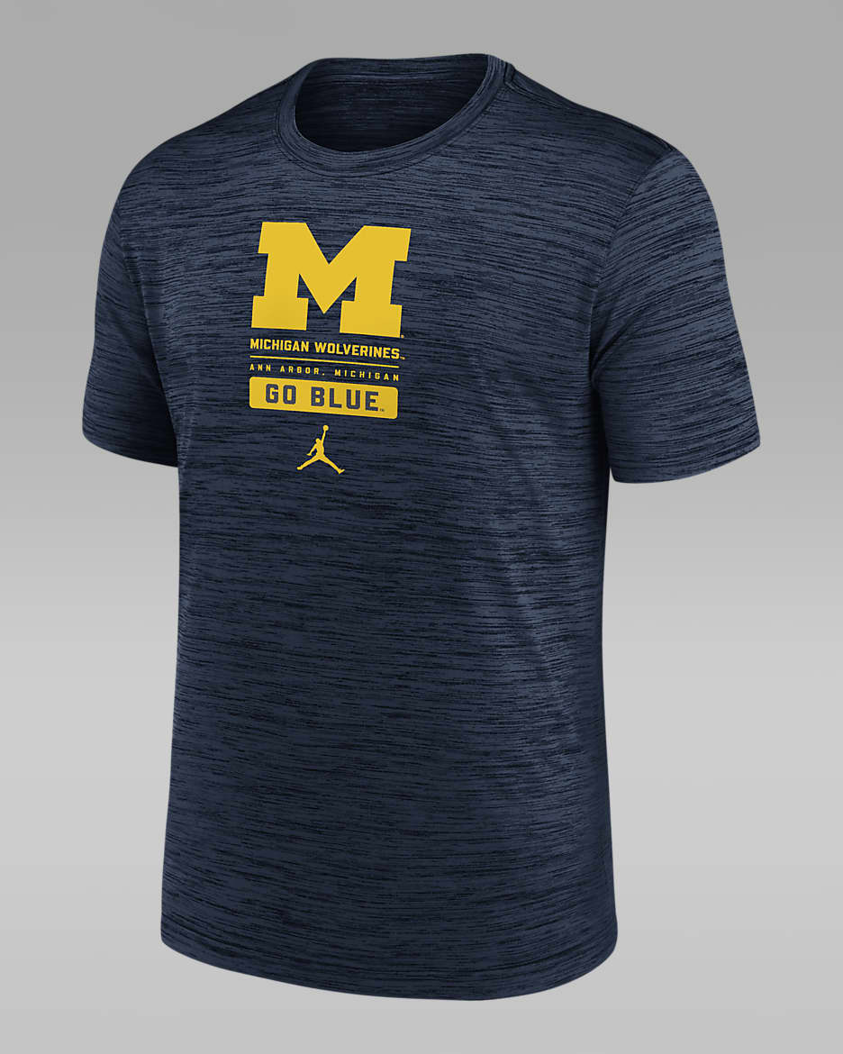 Playera universitaria Nike Dri-FIT para hombre Michigan Wolverines Campus Center Block Velocity - Azul marino