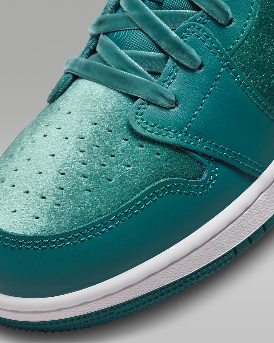 Air Jordan 1 Low SE Older Kids' Shoes - Geode Teal/Metallic Gold