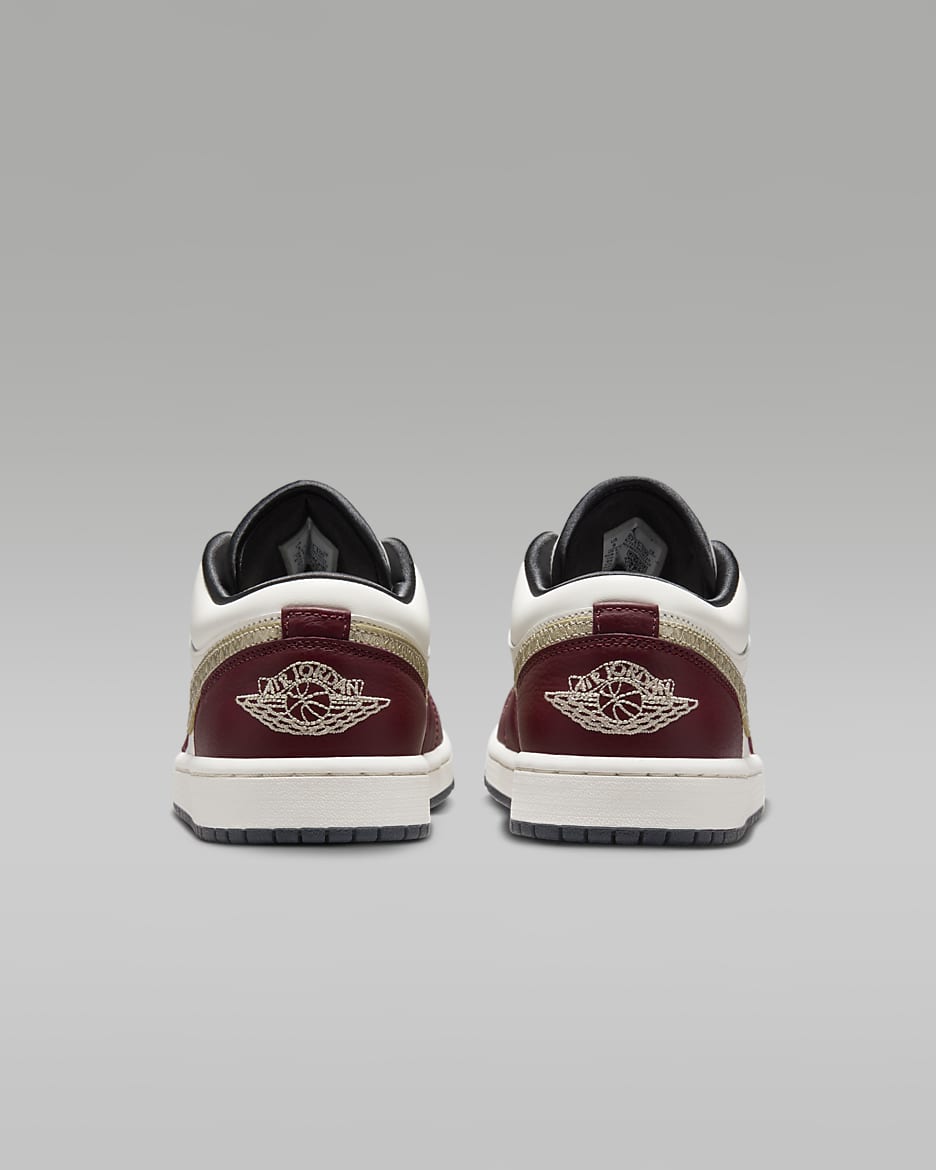 Air Jordan 1 Low SE Lunar New Year damesschoenen - Sail/Dark Team Red/Dark Smoke Grey/Metallic Gold Grain