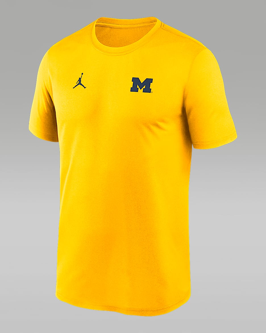 Playera universitaria marca Jordan Dri-FIT para hombre Michigan Sideline Legend Small Logo - Amarillo maíz