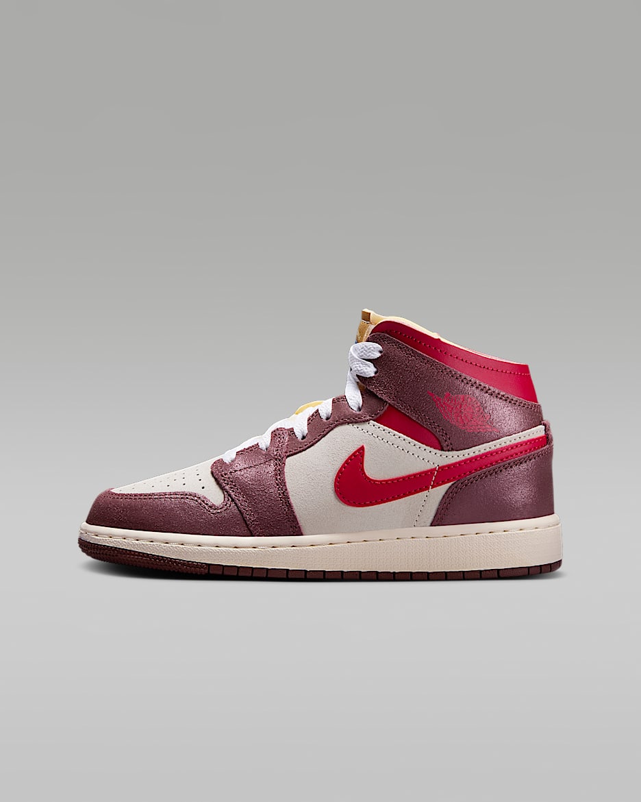 Tenis para niños grandes Air Jordan 1 Mid SE - Leche de coco/Poni oscuro/Vainilla pálido/Rojo universitario