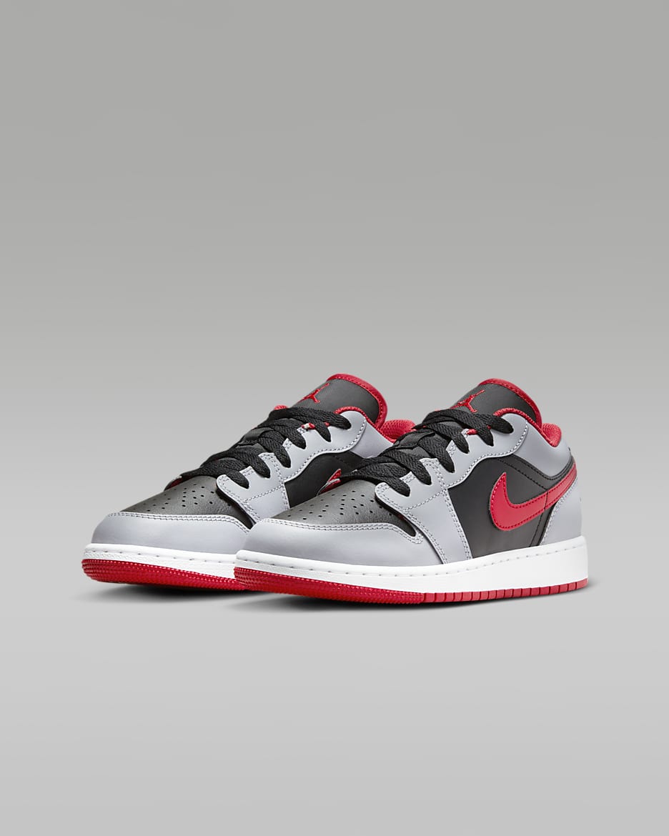 Sapatilhas Air Jordan 1 Low Júnior - Preto/Cinzento Cement/Branco/Vermelho Fire