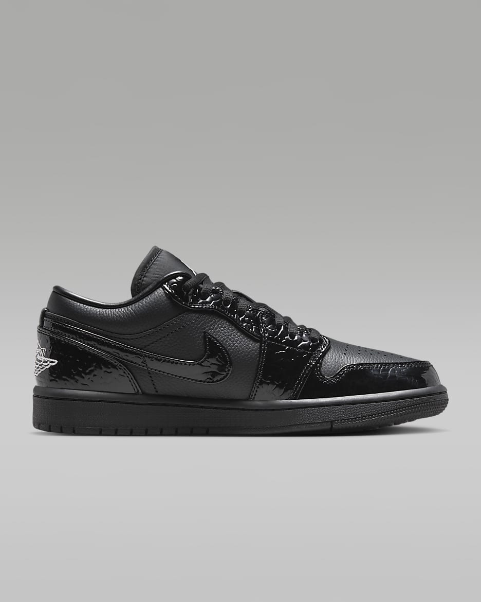 Air Jordan 1 Low SE Schuh (Damen) - Schwarz/Weiß/Metallic Silver/Schwarz