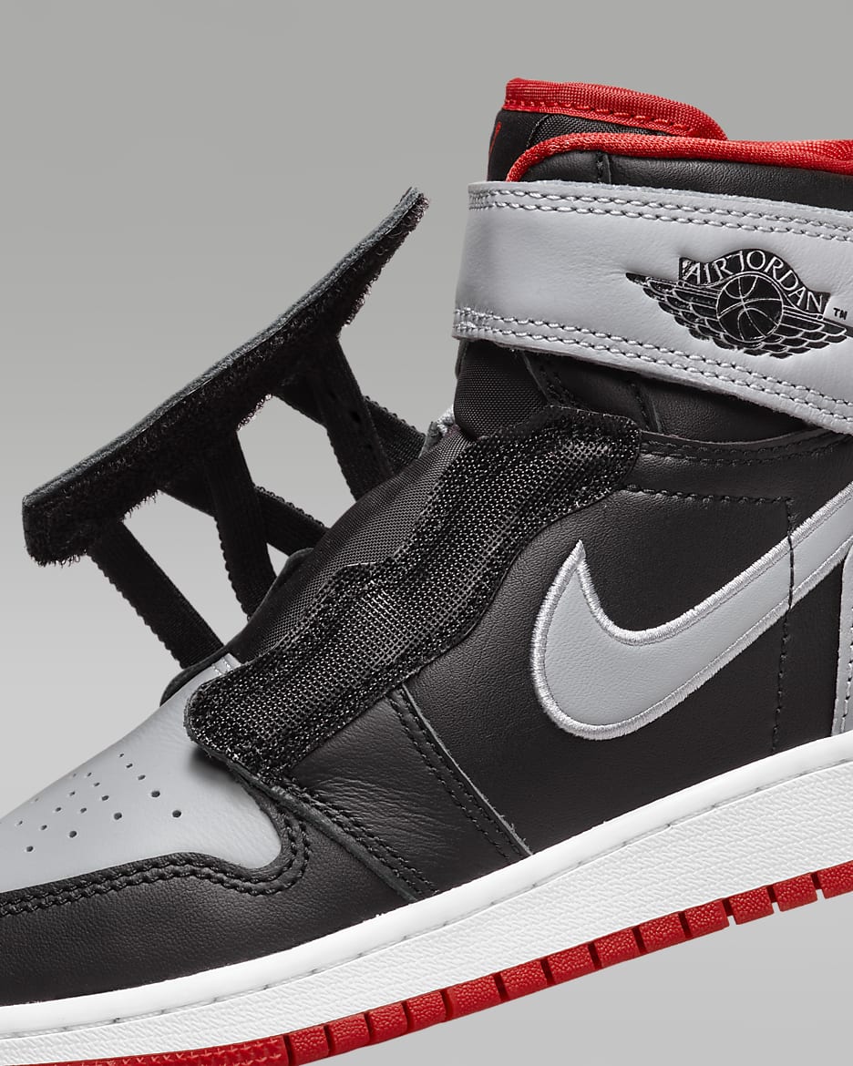 Scarpa Air Jordan 1 Hi FlyEase - Ragazzo/a - Nero/Cement Grey/Bianco/Fire Red