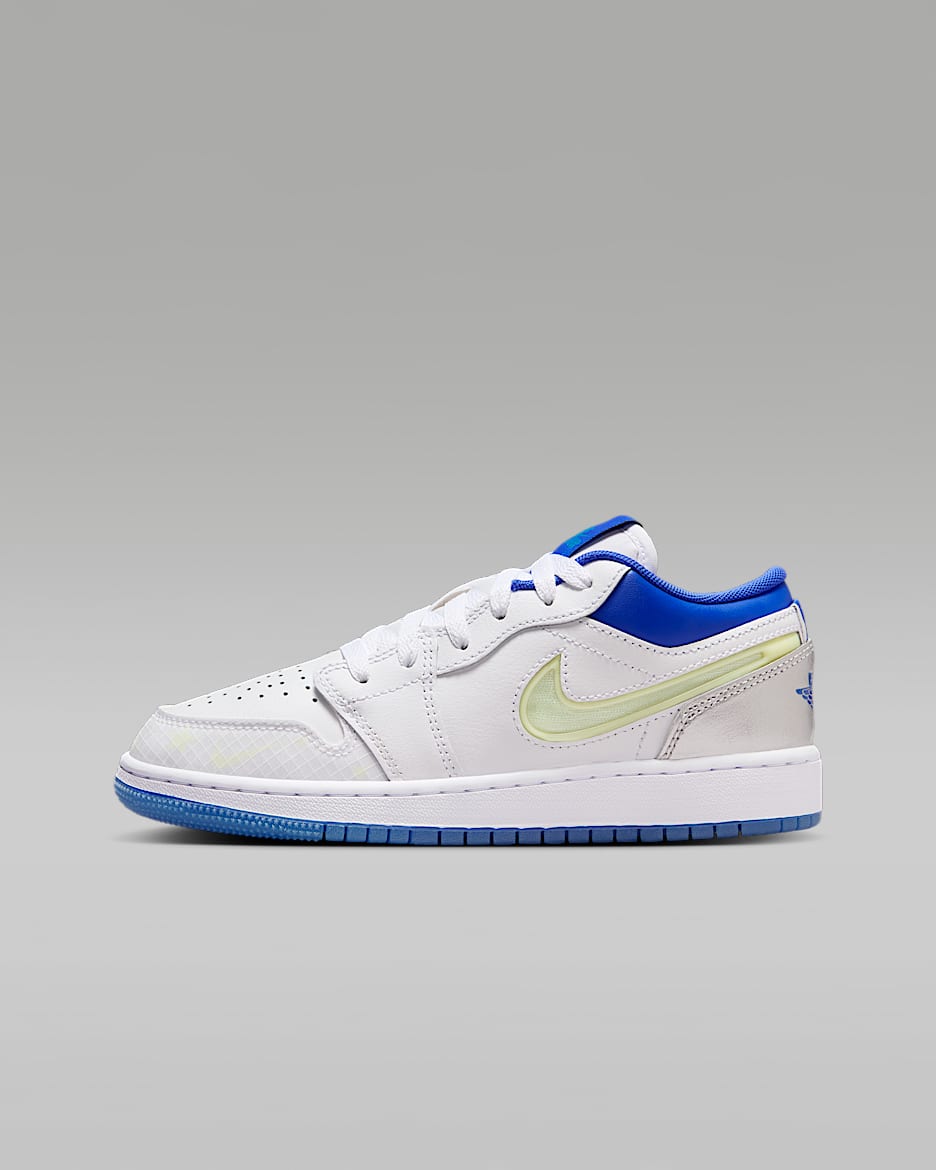 Sapatilhas Air Jordan 1 Low Sneaker School Júnior - Branco/Prateado metalizado/Volt Tint/Hyper Royal