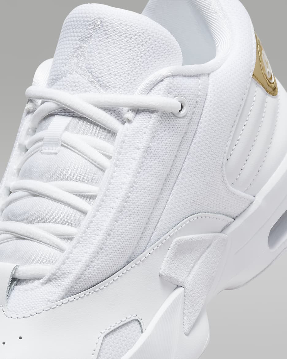 Jordan Max Aura 6 Women's Shoes - White/Metallic Gold