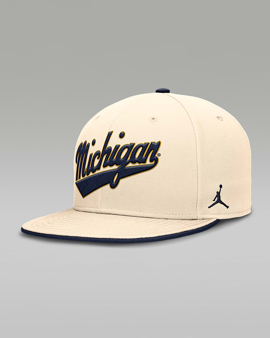 Gorra universitaria marca Jordan Dri-FIT ajustada para hombre Michigan Wolverines Primetime True - Natural