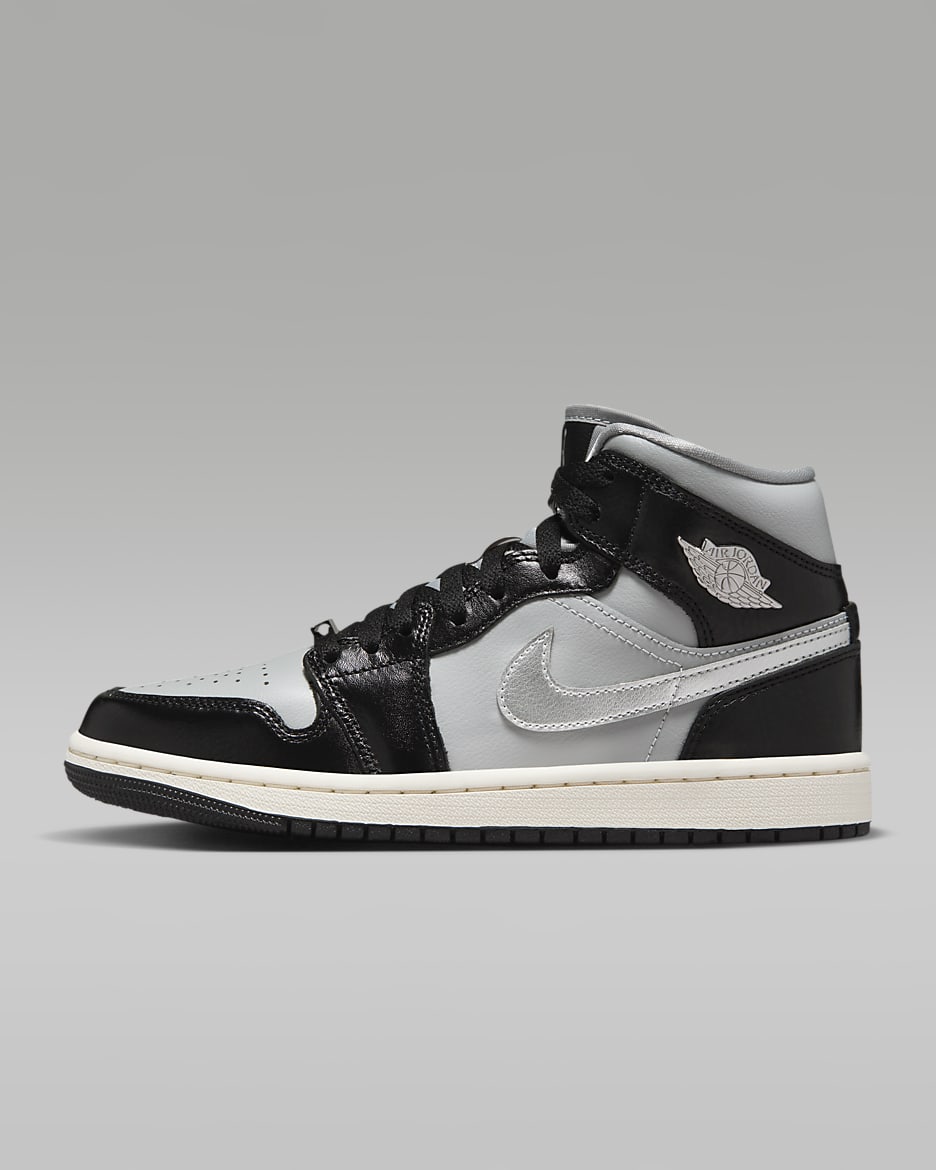 Tenis para mujer Air Jordan 1 Mid SE - Negro/Gris humo claro/Vela/Plata metalizado