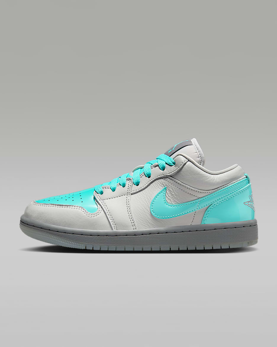 Air Jordan 1 Low SE Tenis para mujer - Polvo fotón/Gris humo/Azul glacial/Verde aurora