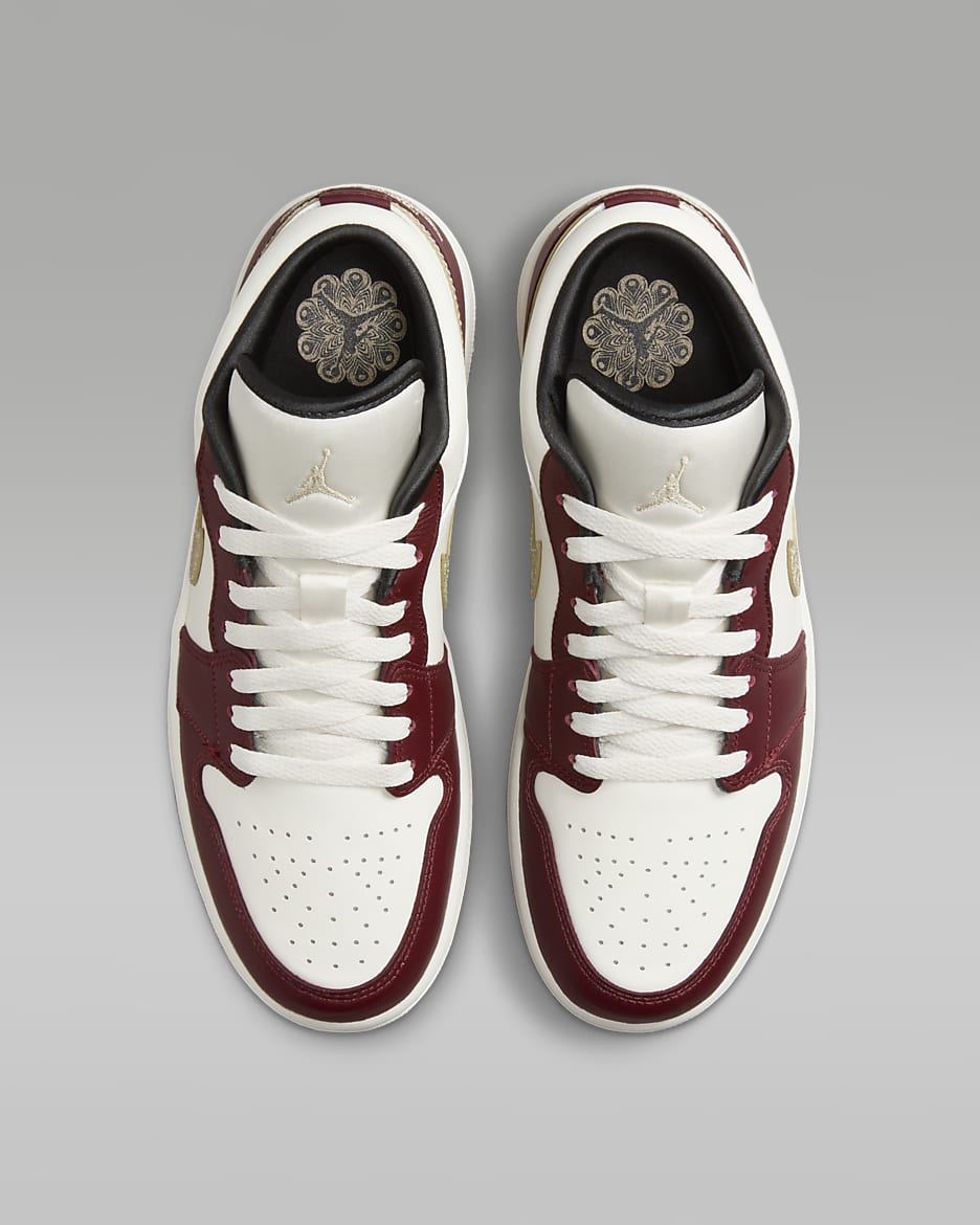 Air Jordan 1 Low SE Lunar New Year damesko - Sail/Dark Team Red/Dark Smoke Grey/Metallic Gold Grain