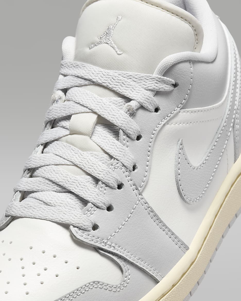 Sapatilhas Air Jordan 1 Low para mulher - Sail/Coconut Milk/Cinzento Neutral