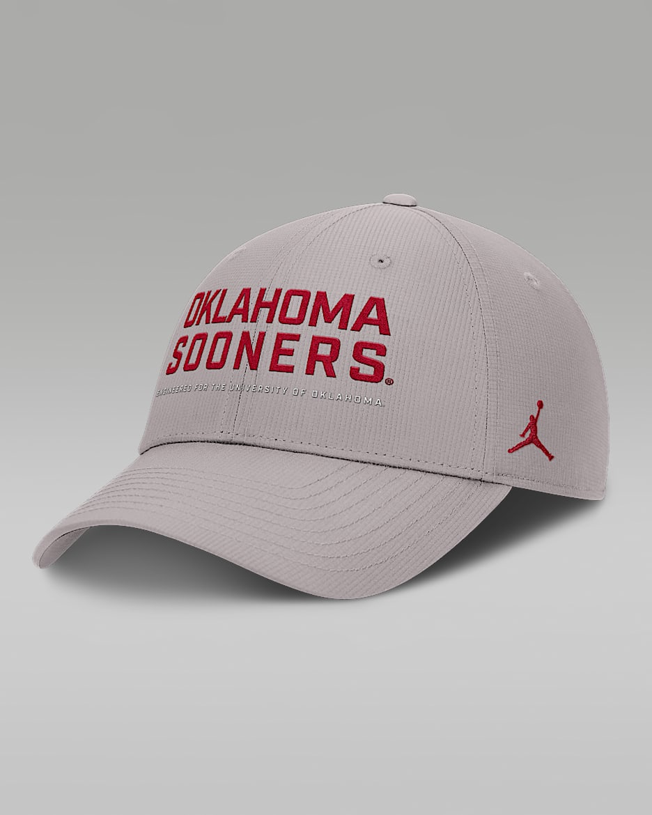 Gorra universitaria marca Jordan Dri-FIT ajustable para hombre Oklahoma On-Field Club Gameday - Gris