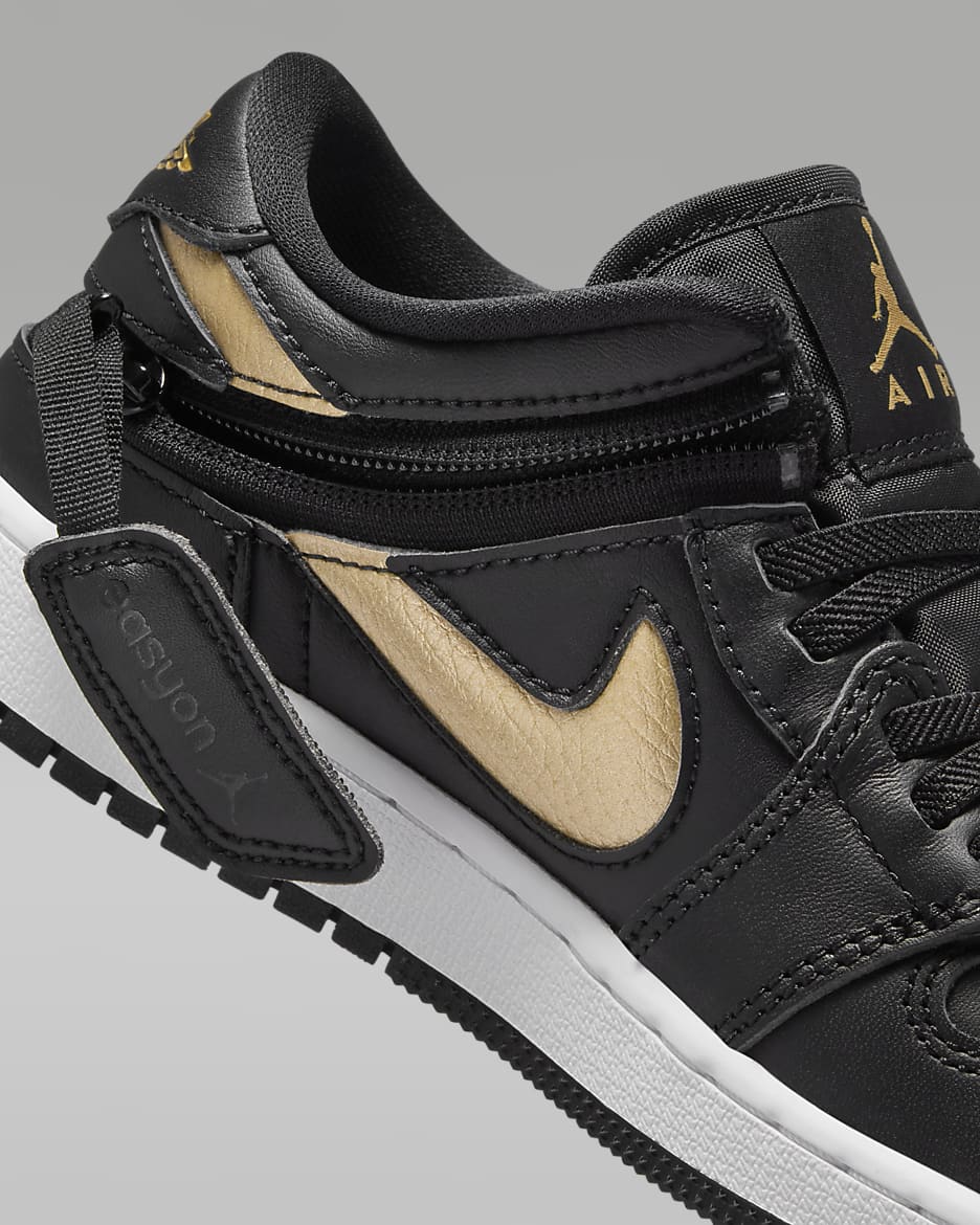 Boty Air Jordan 1 Low FlyEase pro větší děti - Černá/Bílá/Metallic Gold