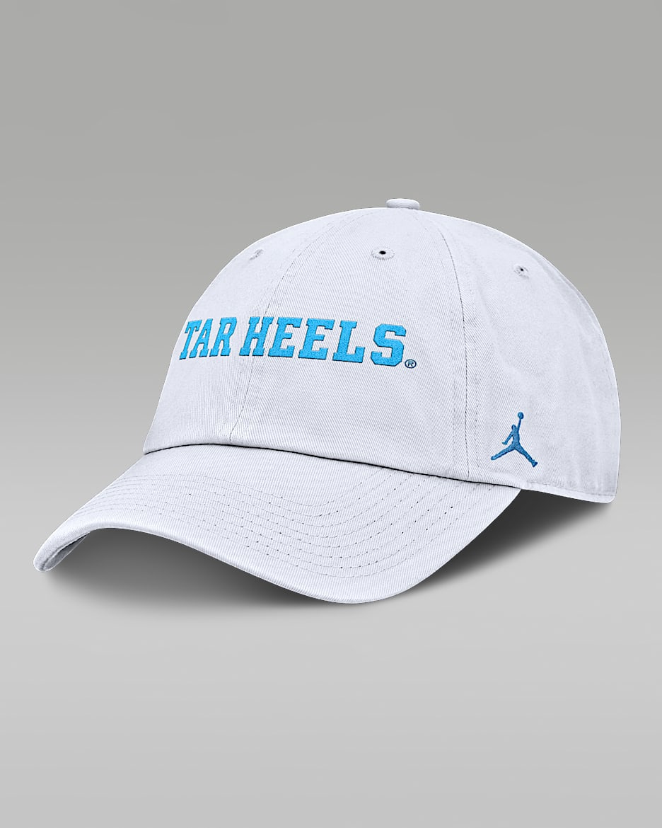 Gorra universitaria Jordan Brand ajustable para hombre North Carolina Tar Heels Core Club Mascot Wordmark - Blanco