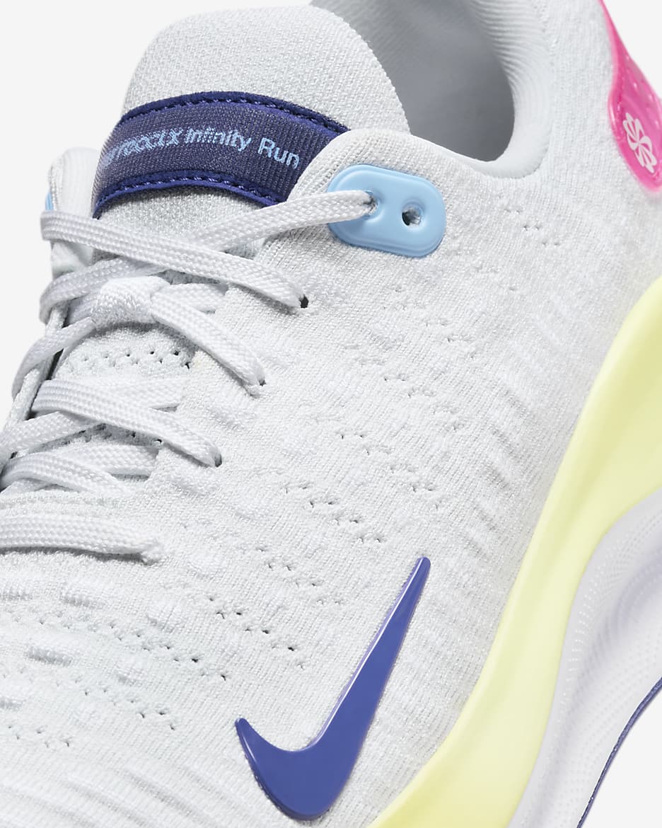 Tenis de correr en pavimento para mujer Nike InfinityRN 4 - Polvo fotón/Blanco/Oro Saturno/Azul royal intenso