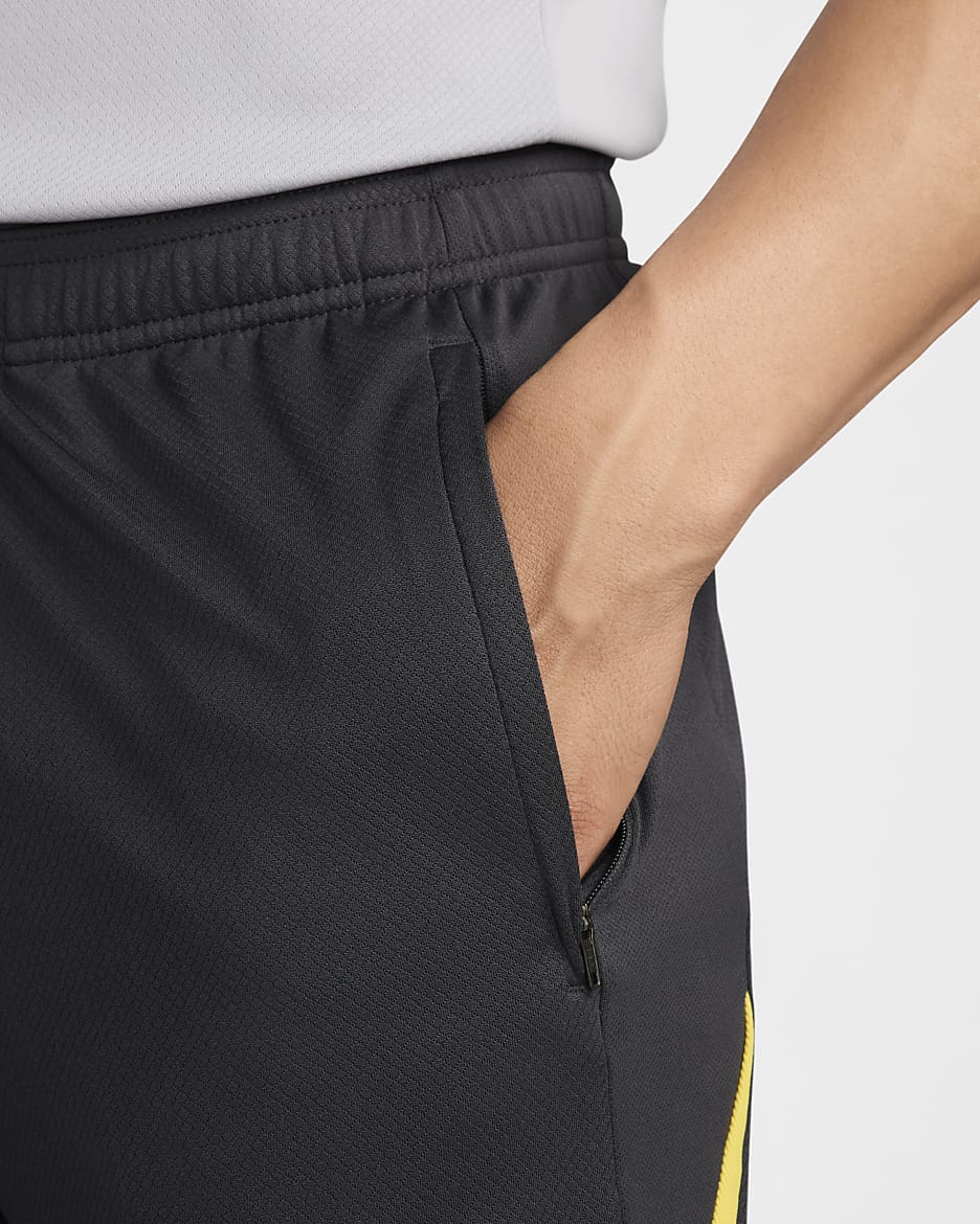 3e short de foot en maille Nike Dri-FIT Liverpool FC Strike pour homme - Dark Smoke Grey/Chrome Yellow/Global Red