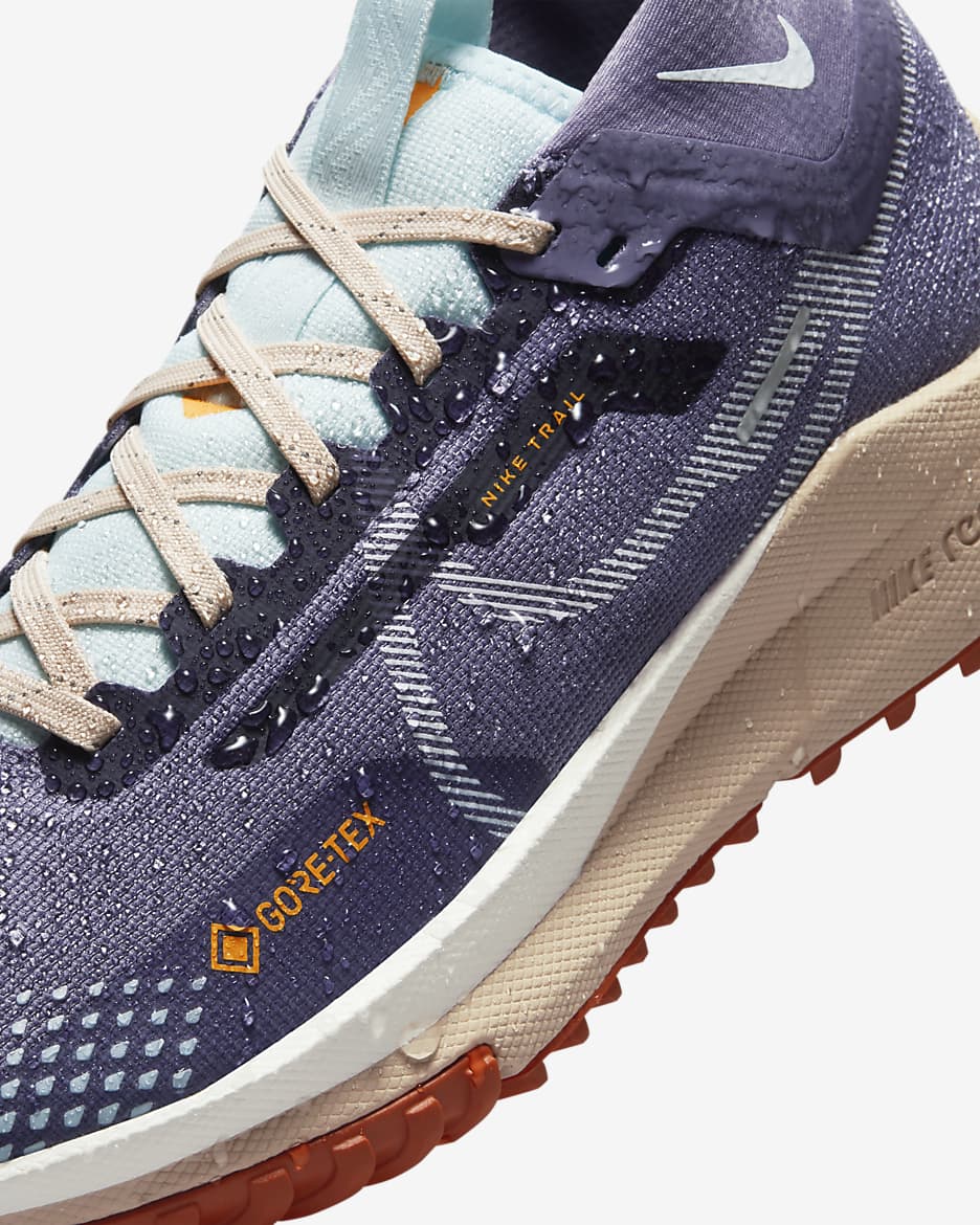 Nike Pegasus Trail 4 GORE-TEX wasserfester Traillaufschuh für Damen - Daybreak/Glacier Blue/Sundial/Weiß