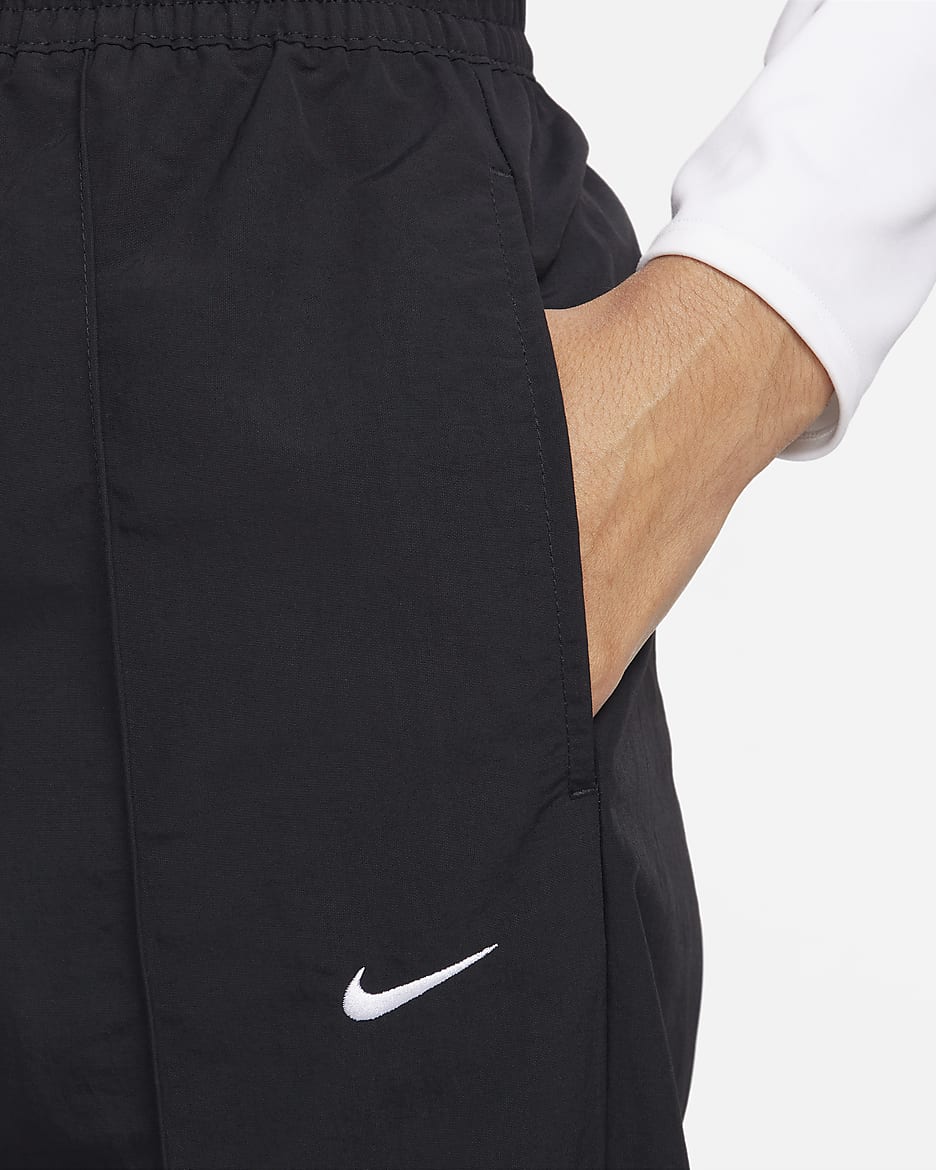 Nike Sportswear Everything Wovens Damenhose mit mittelhohem Bund und offenem Saum - Schwarz/Weiß