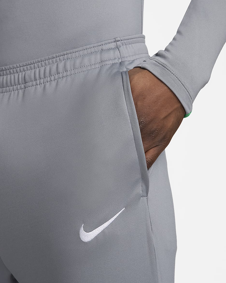 Pantaloni da calcio in maglia Nike Dri-FIT Nigeria Strike – Uomo - Cool Grey/Lucky Green/Bianco