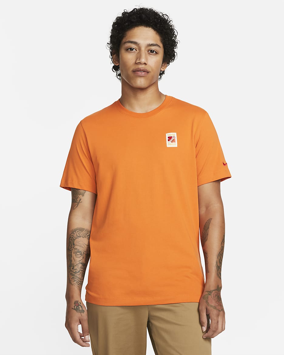 เสื้อยืดผู้ชาย Nike Sportswear Somos Familia - Starfish/University Red