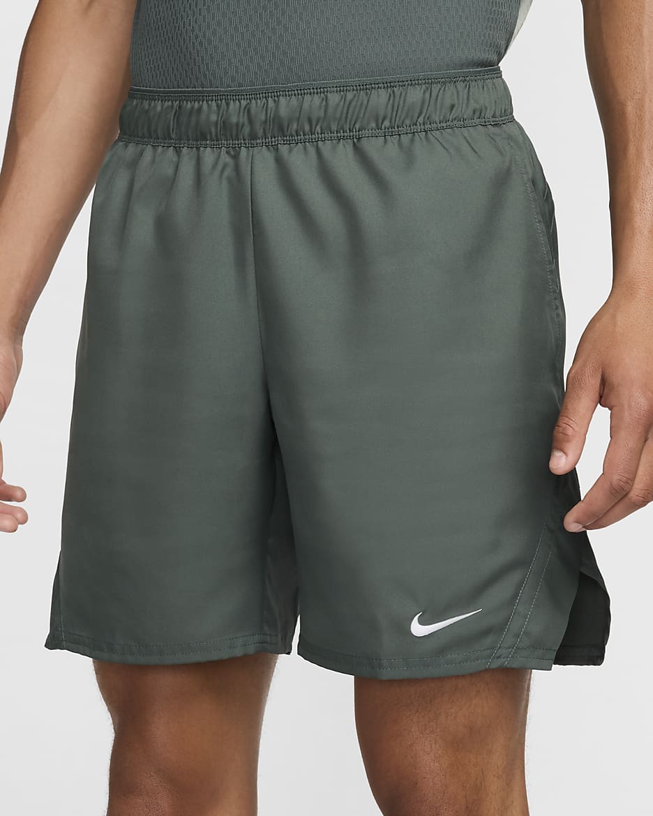 NikeCourt Victory Pantalón corto de tenis de 18 cm Dri-FIT - Hombre - Vintage Green/Blanco