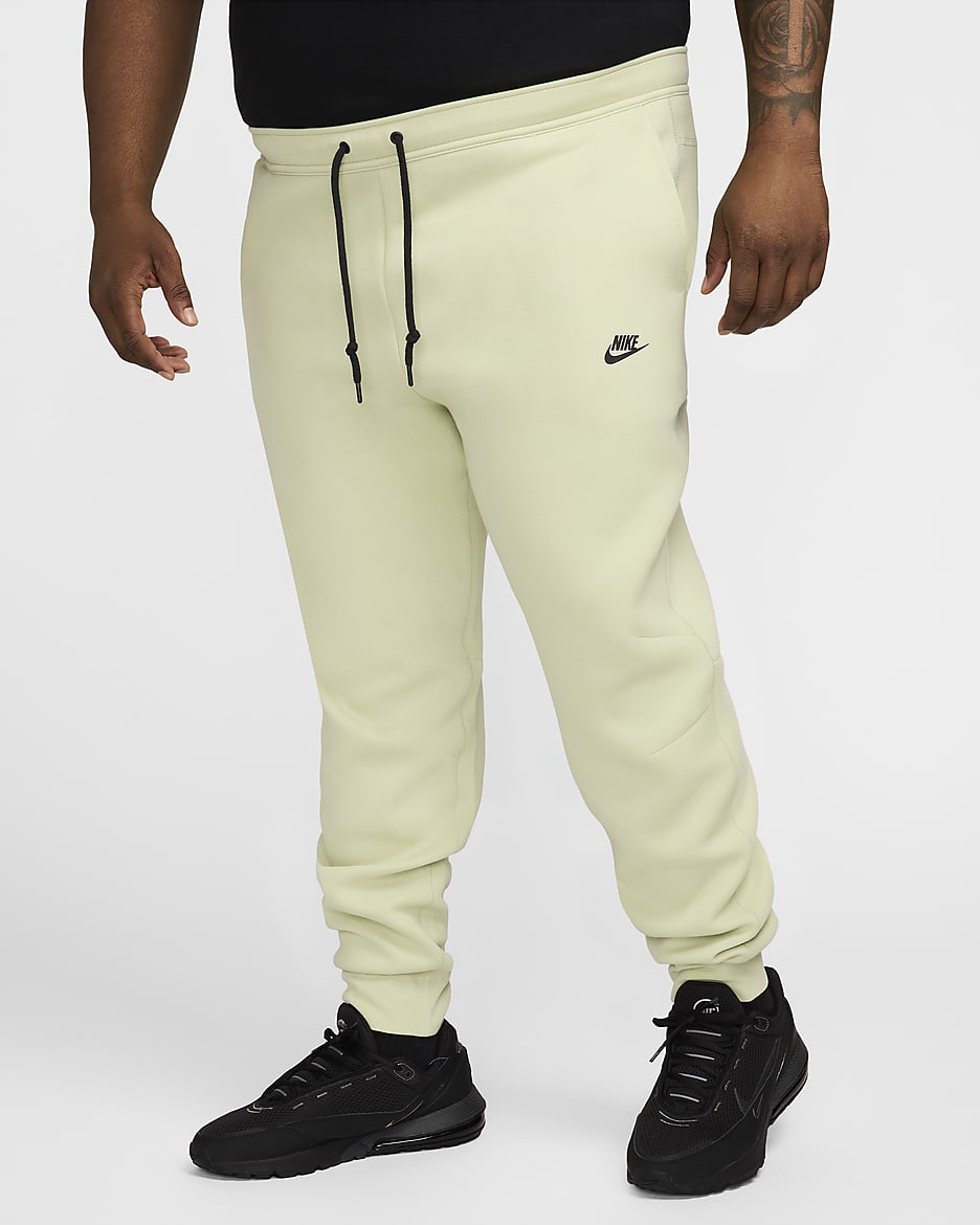 Joggers para hombre Nike Sportswear Tech Fleece - Aura oliva/Negro