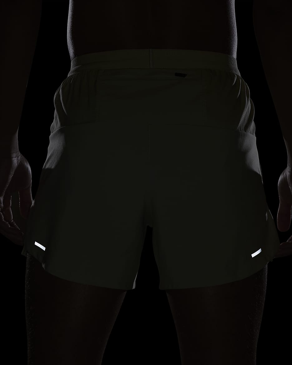 Shorts de correr Dri-FIT de 13 cm con forro de ropa interior para hombre Nike Stride - Aura oliva/Estuco oscuro