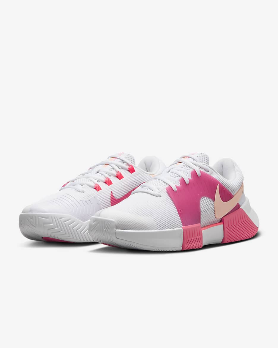 Tenis de tenis para cancha dura para mujer Nike Zoom GP Challenge 1 - Blanco/Rosa margarita/Ponche cálido/Tinte carmesí